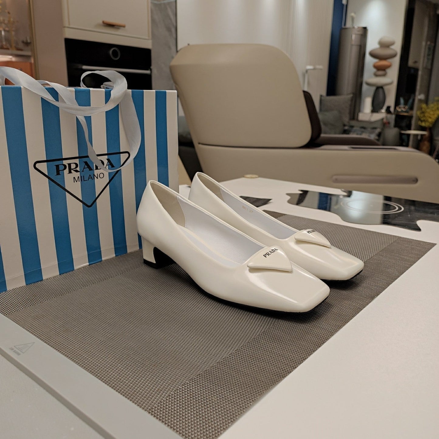 Luxury PradaTRIANGLE LOGO PUMPS IN WHITE GLOSSY CALFSKIN