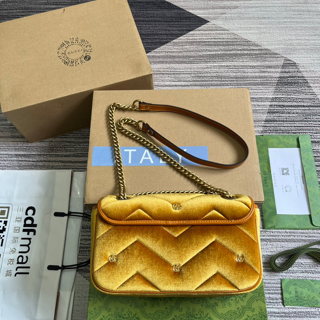 Luxury Gucci GG MARMONT MEDIUM 26 BAG IN GOLDEN VELVET