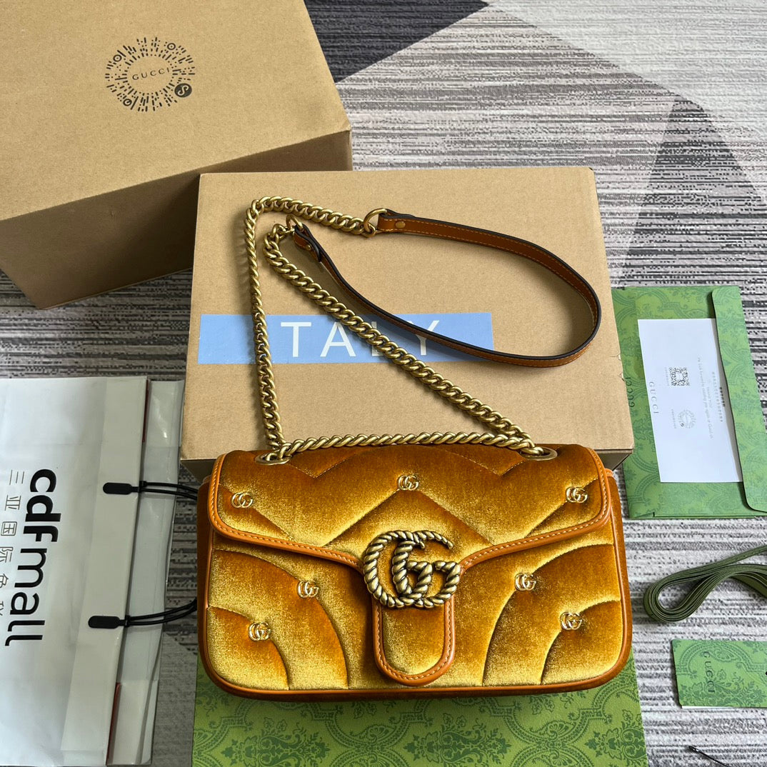 Luxury Gucci GG MARMONT MEDIUM 26 BAG IN GOLDEN VELVET