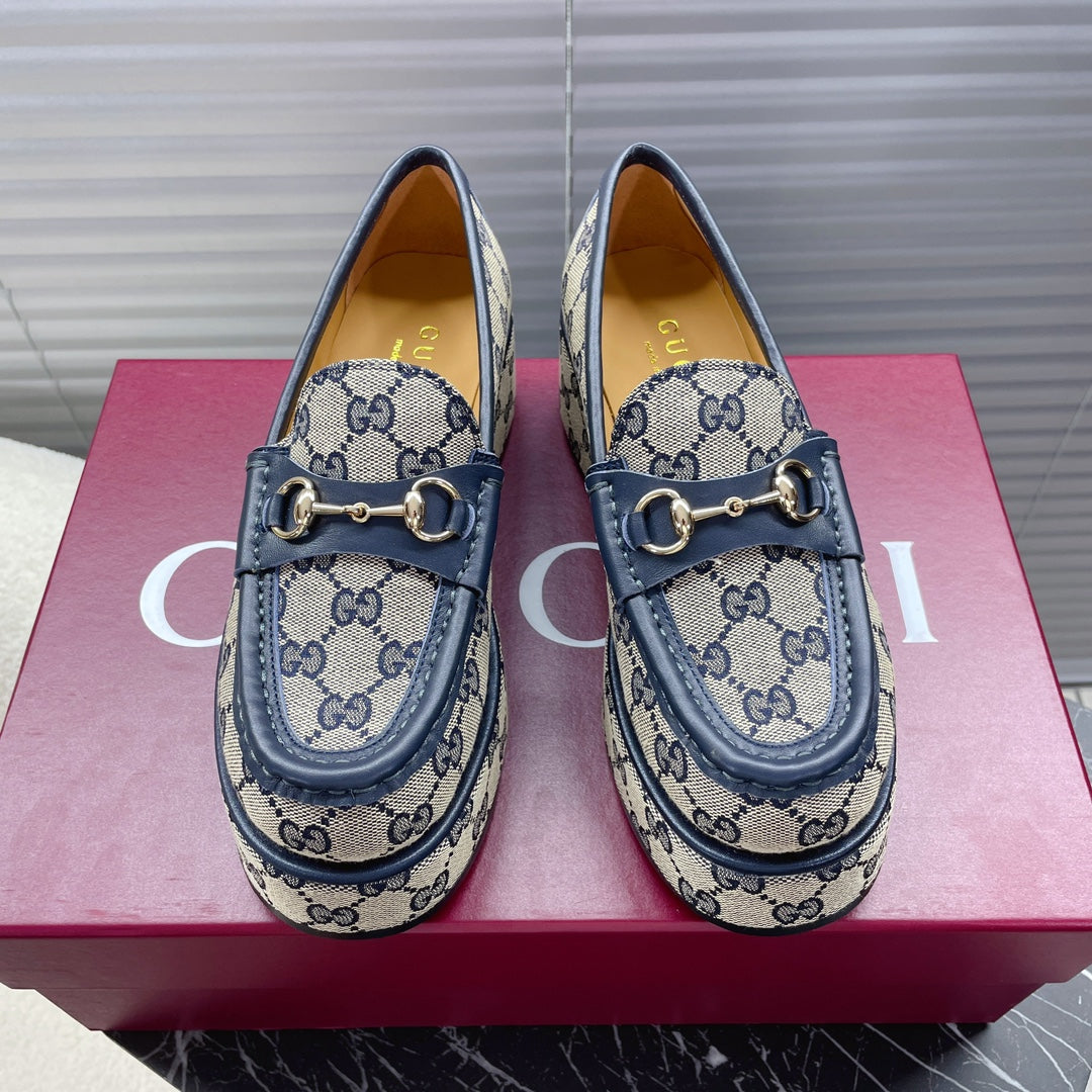 Luxury Gucci HORSEBIT PLATFORM LOAFER IN TAN BEIGEMONOGRAM JACQUARD FABRIC AND NAVY BLUE CALFSKIN