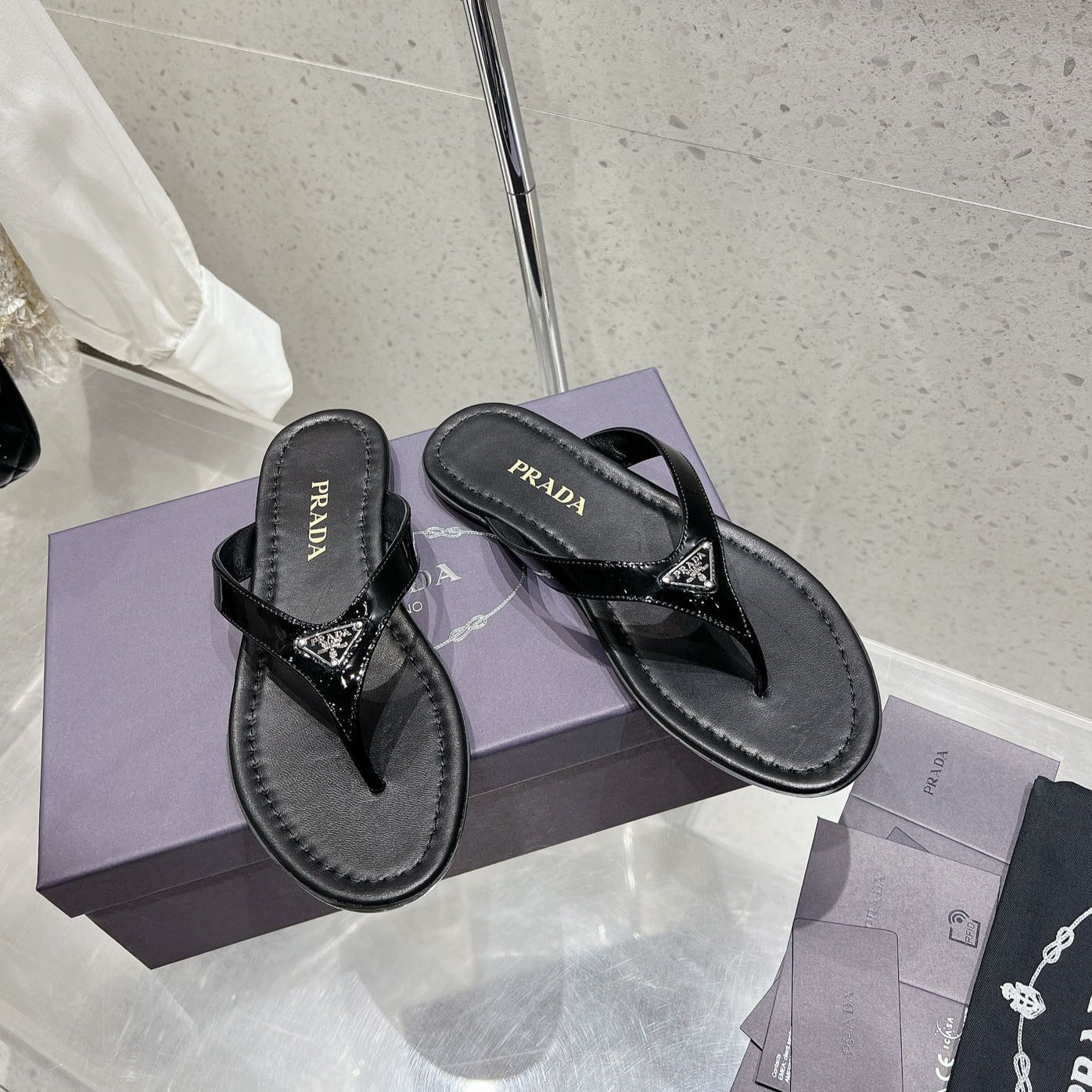 Luxury PradaPATENT LEATHER THONG SLIPPER BLACK