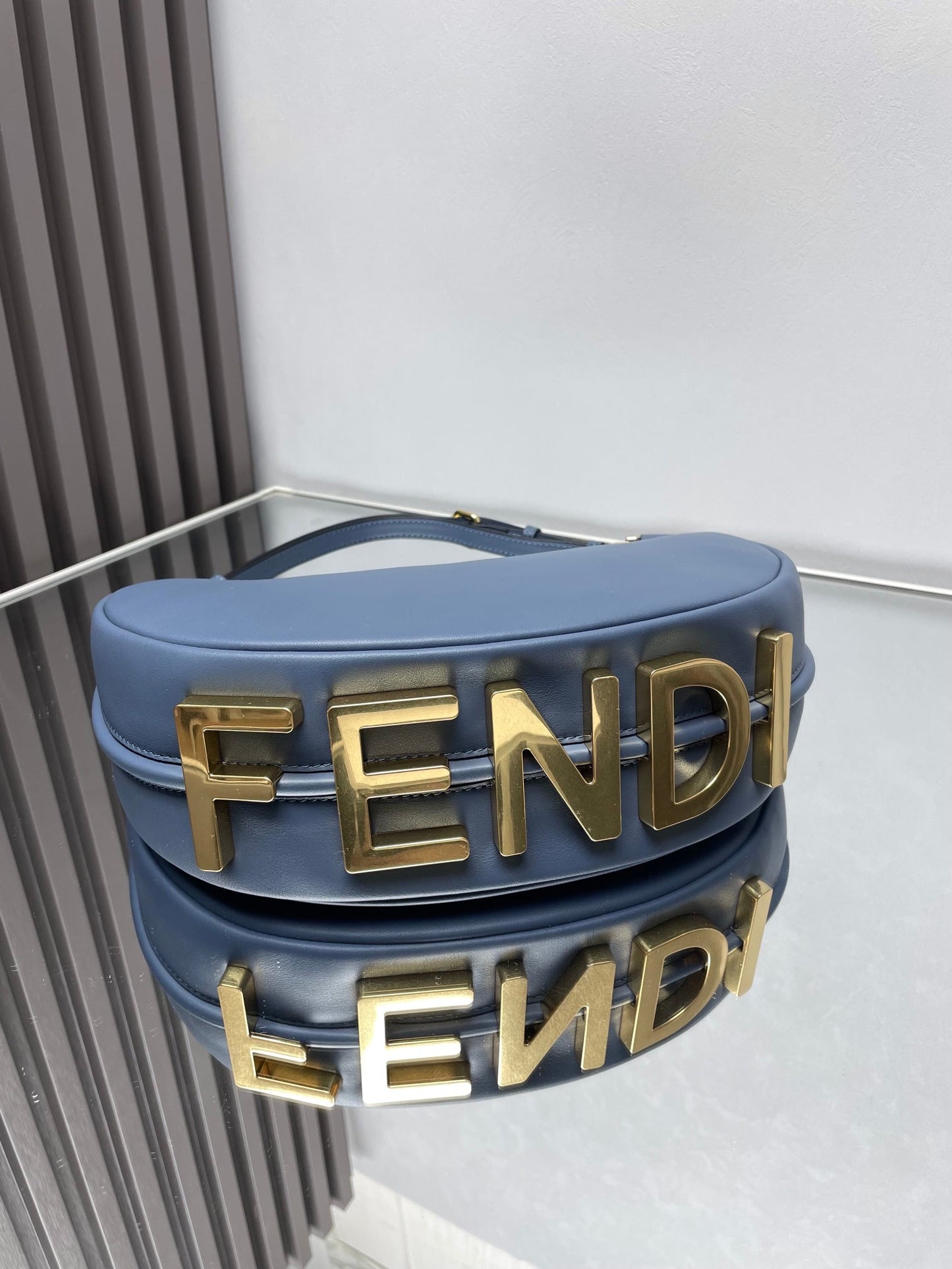 Luxury FendiFENDIGRAPHY MEDIUM 29 IN QUEEN SMOOTH LAMBSKIN GOLD HARDWARE