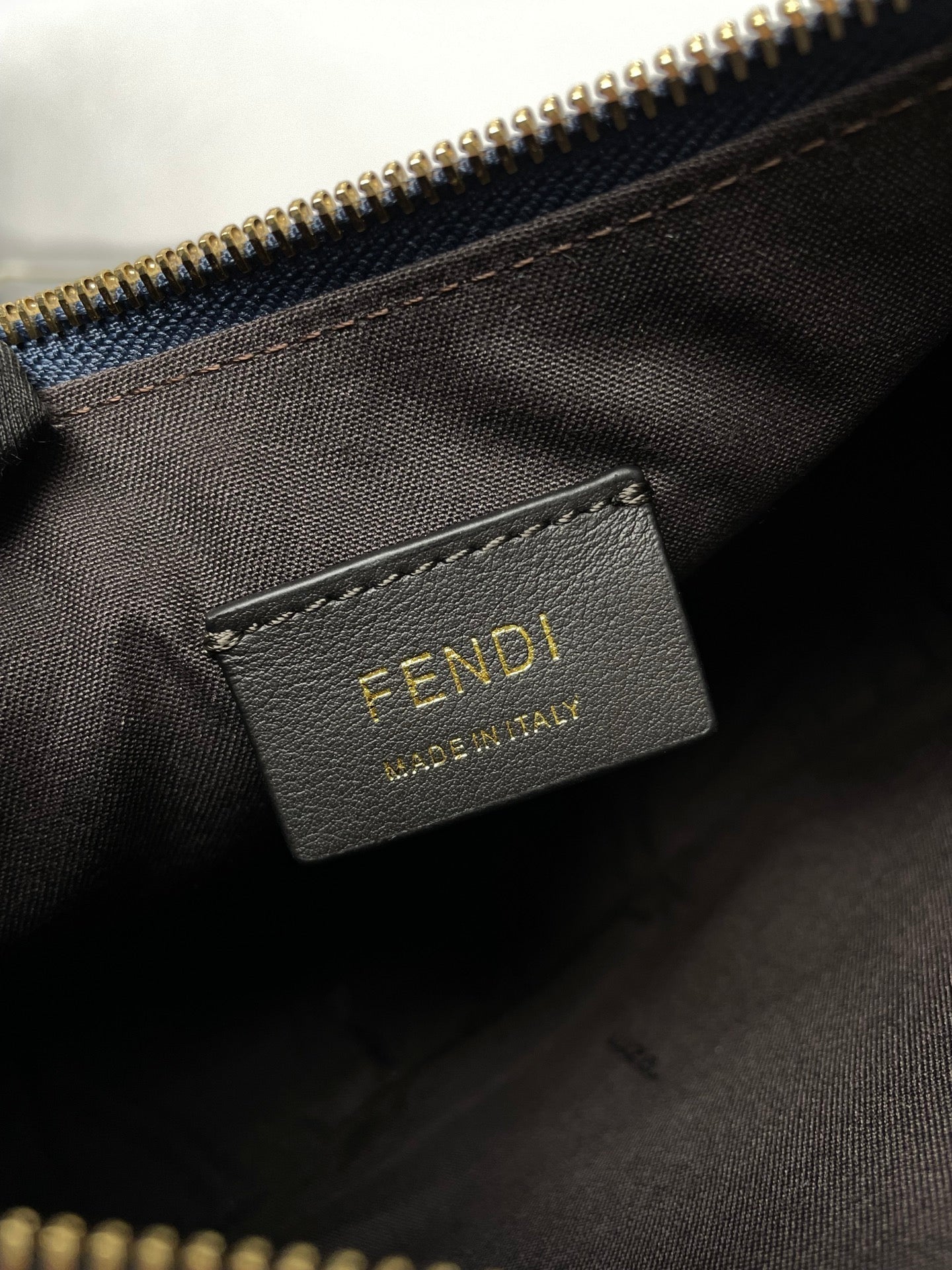 Luxury FendiFENDIGRAPHY MEDIUM 29 IN QUEEN SMOOTH LAMBSKIN GOLD HARDWARE