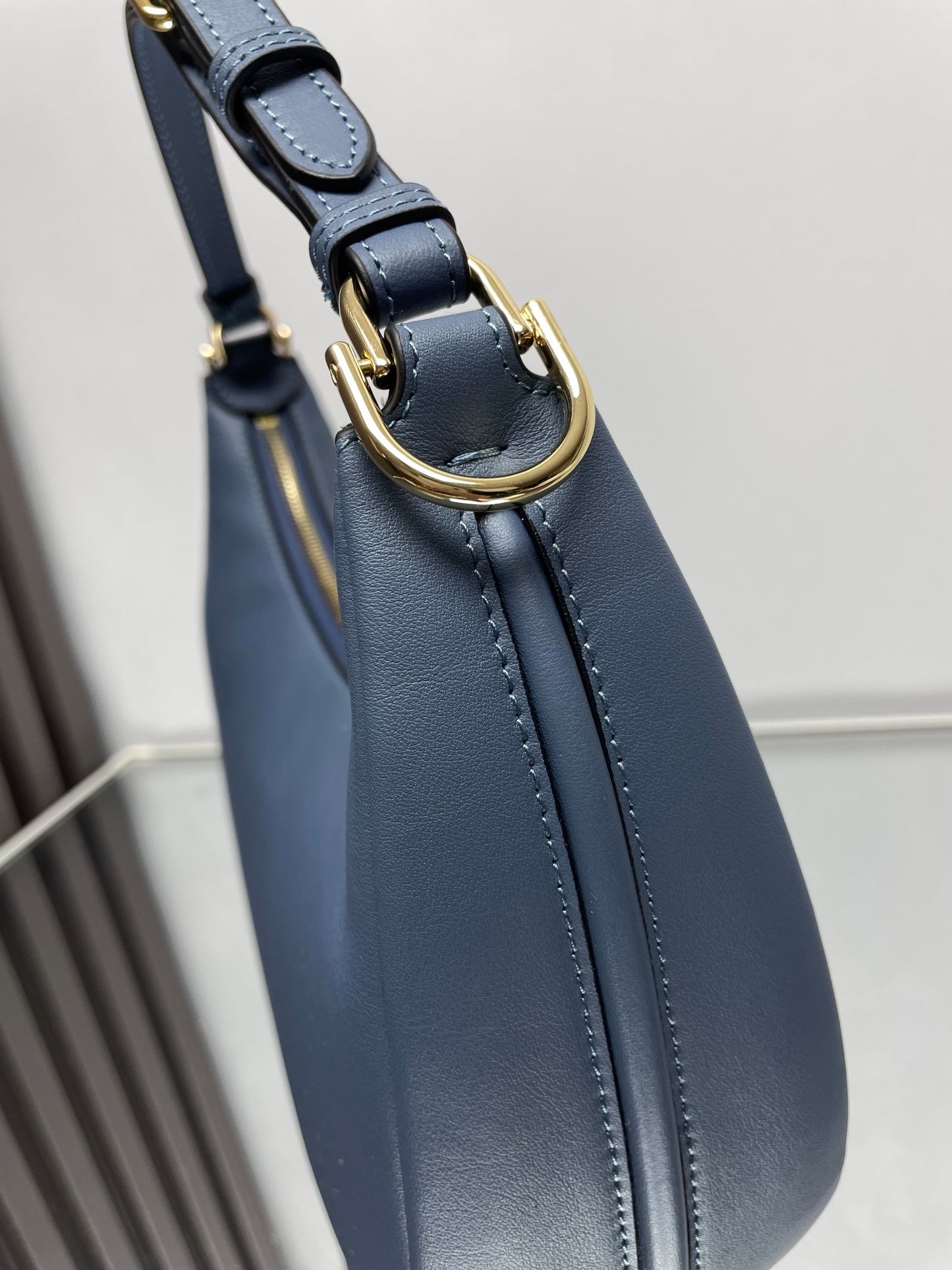Luxury FendiFENDIGRAPHY MEDIUM 29 IN QUEEN SMOOTH LAMBSKIN GOLD HARDWARE