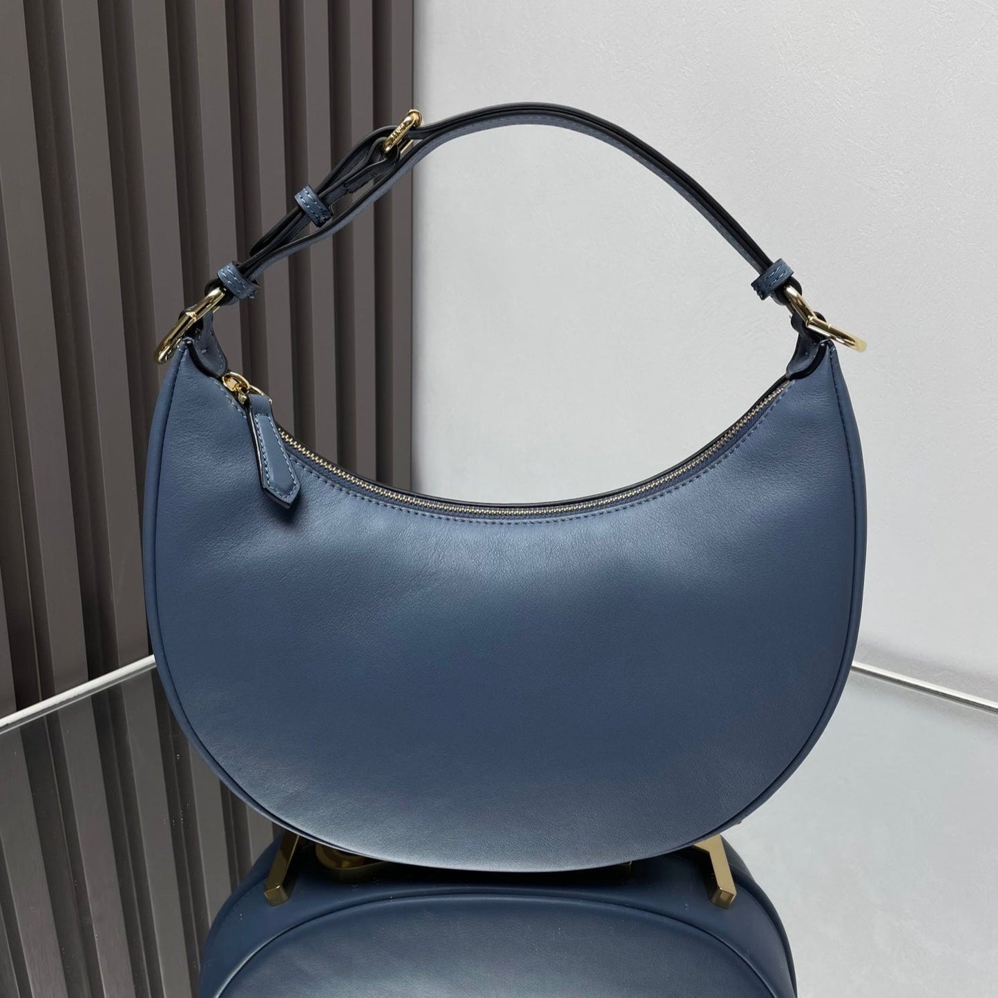 Luxury FendiFENDIGRAPHY MEDIUM 29 IN QUEEN SMOOTH LAMBSKIN GOLD HARDWARE