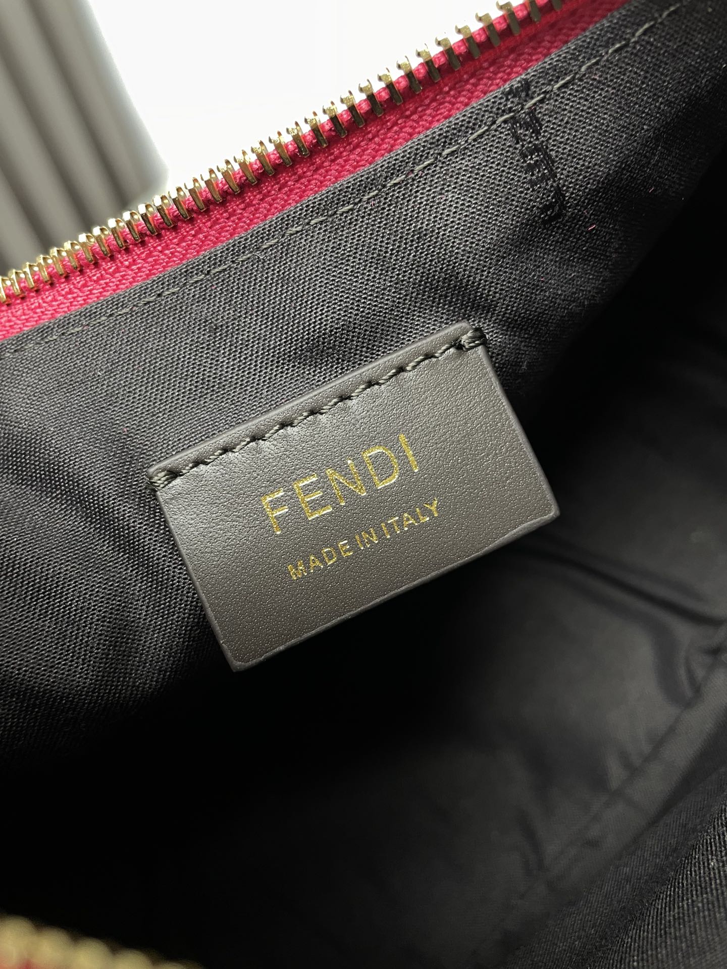 Luxury FendiFENDIGRAPHY MEDIUM 29 IN BRIGHT PINK SMOOTH LAMBSKIN GOLD HARDWARE