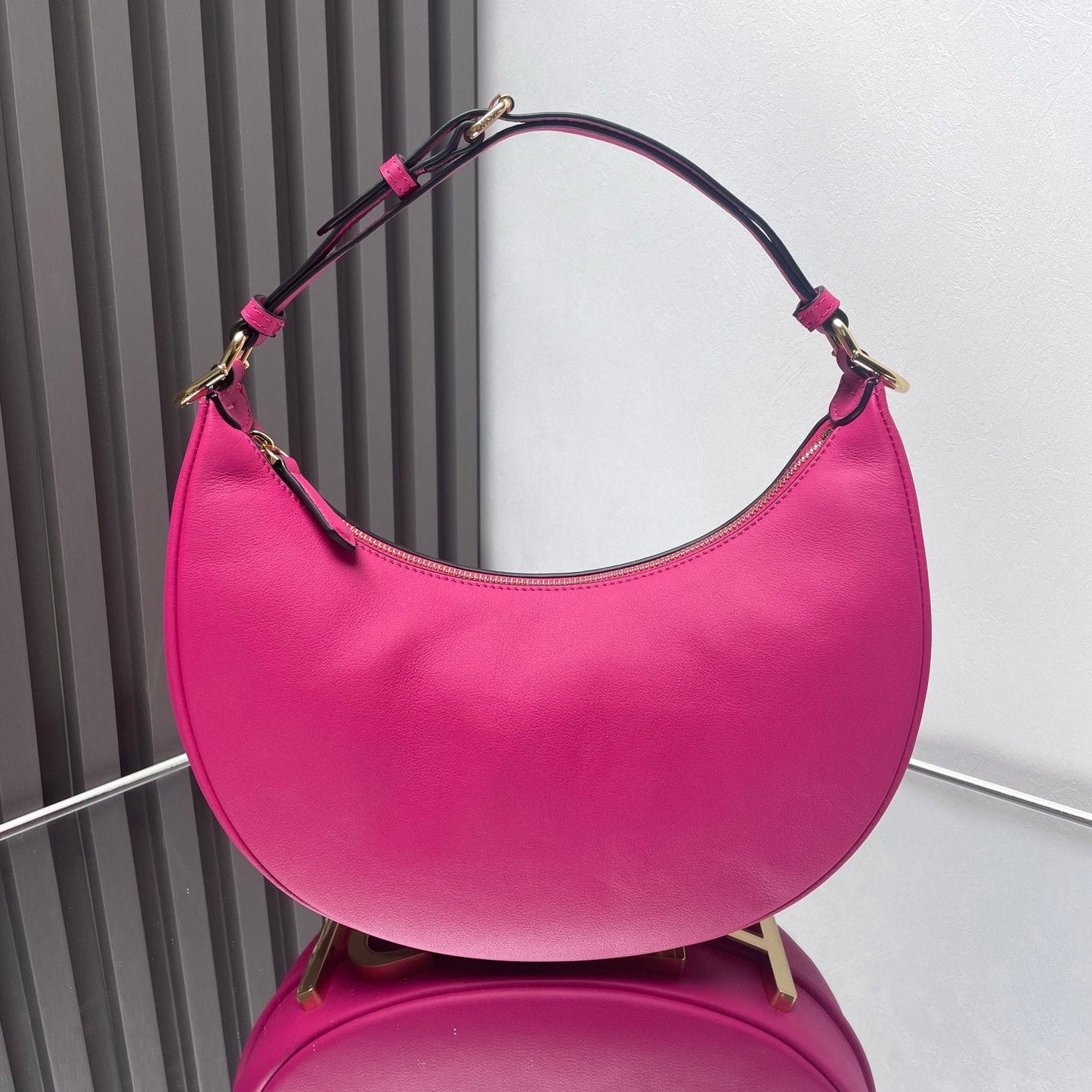 Luxury FendiFENDIGRAPHY MEDIUM 29 IN BRIGHT PINK SMOOTH LAMBSKIN GOLD HARDWARE