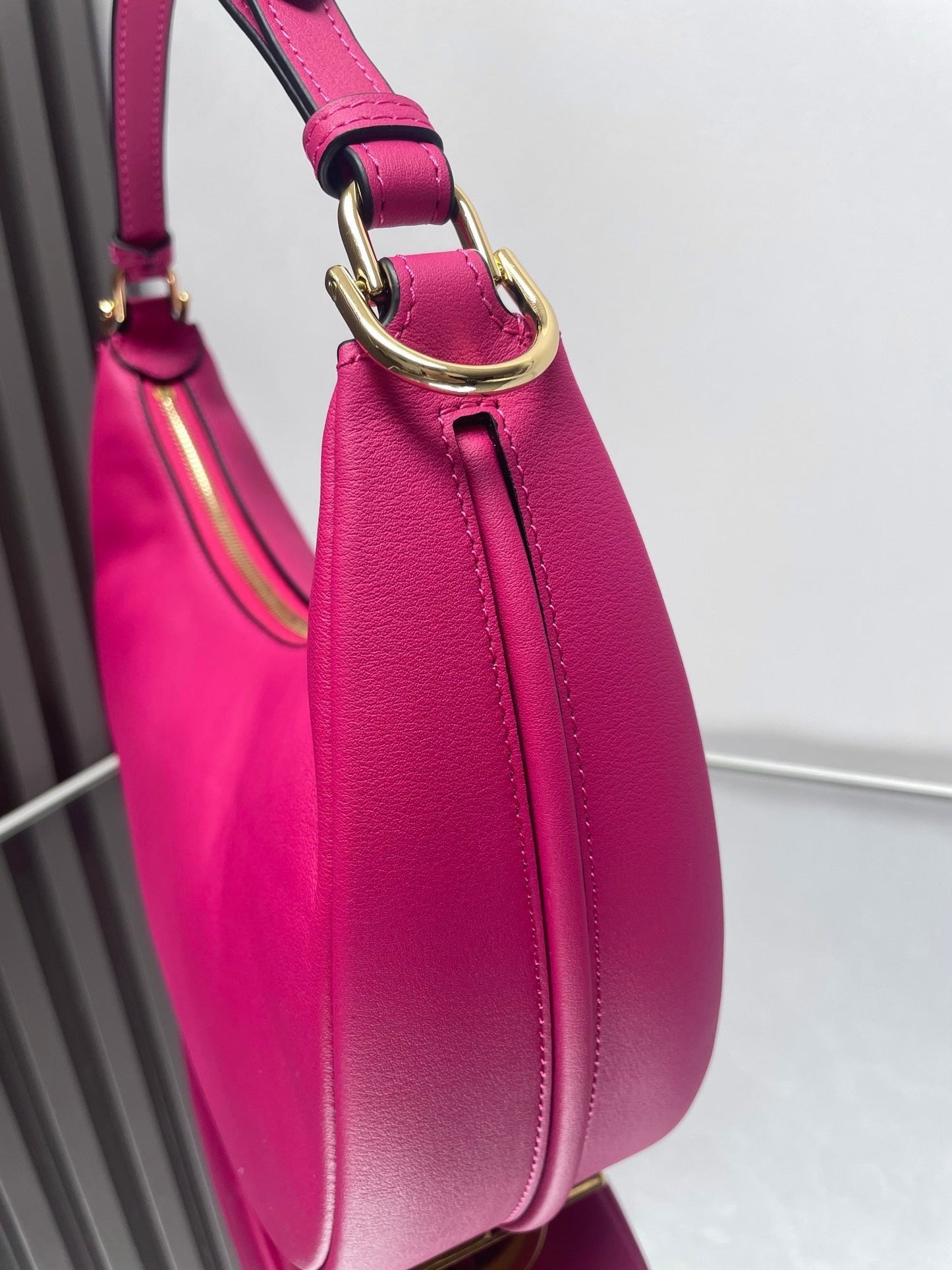 Luxury FendiFENDIGRAPHY MEDIUM 29 IN BRIGHT PINK SMOOTH LAMBSKIN GOLD HARDWARE