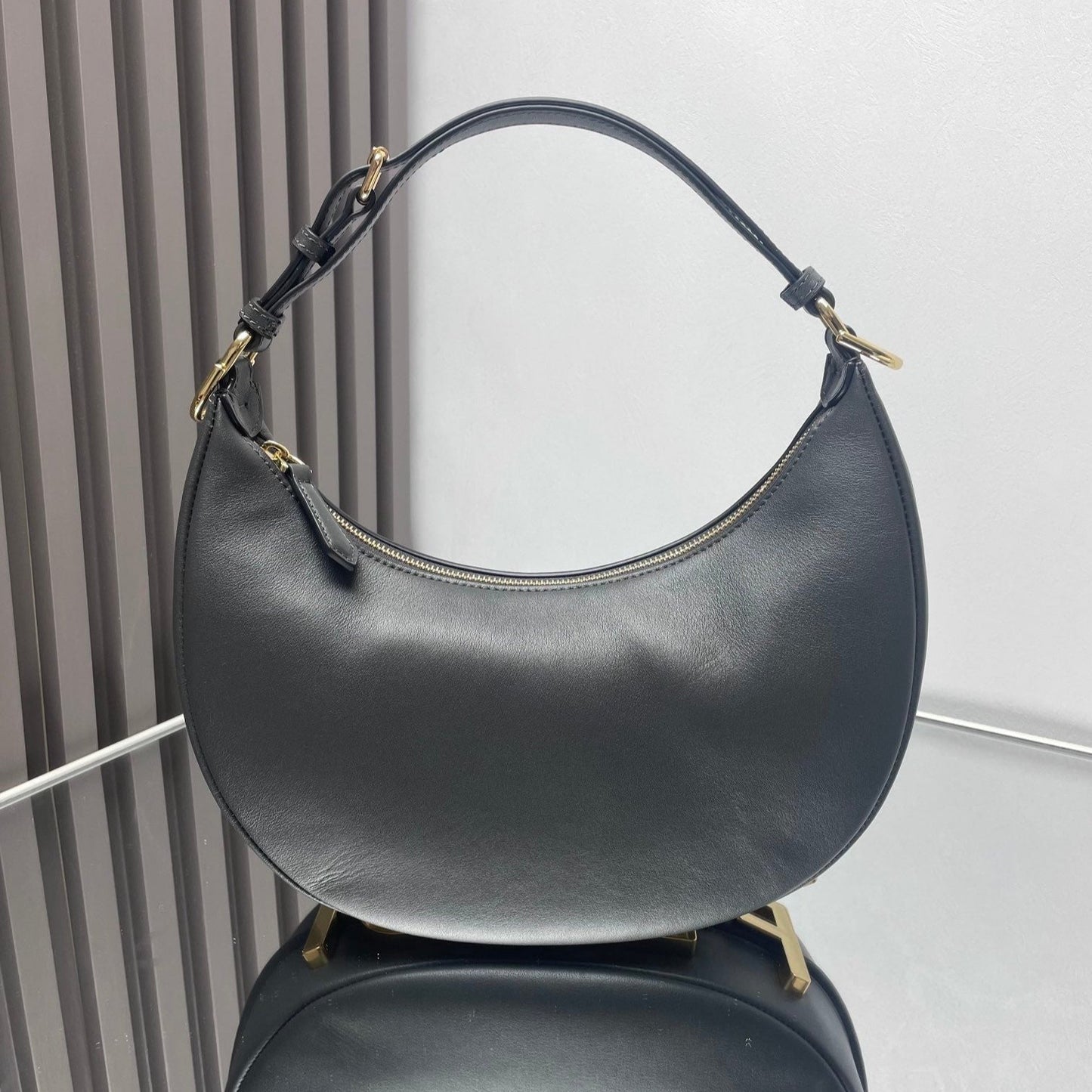 Luxury FendiFENDIGRAPHY MEDIUM 29 IN BLACK SMOOTH LAMBSKIN GOLD HARDWARE