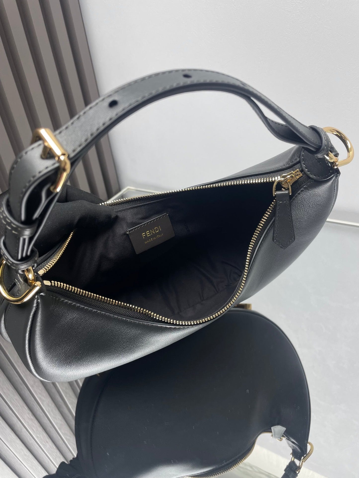 Luxury FendiFENDIGRAPHY MEDIUM 29 IN BLACK SMOOTH LAMBSKIN GOLD HARDWARE