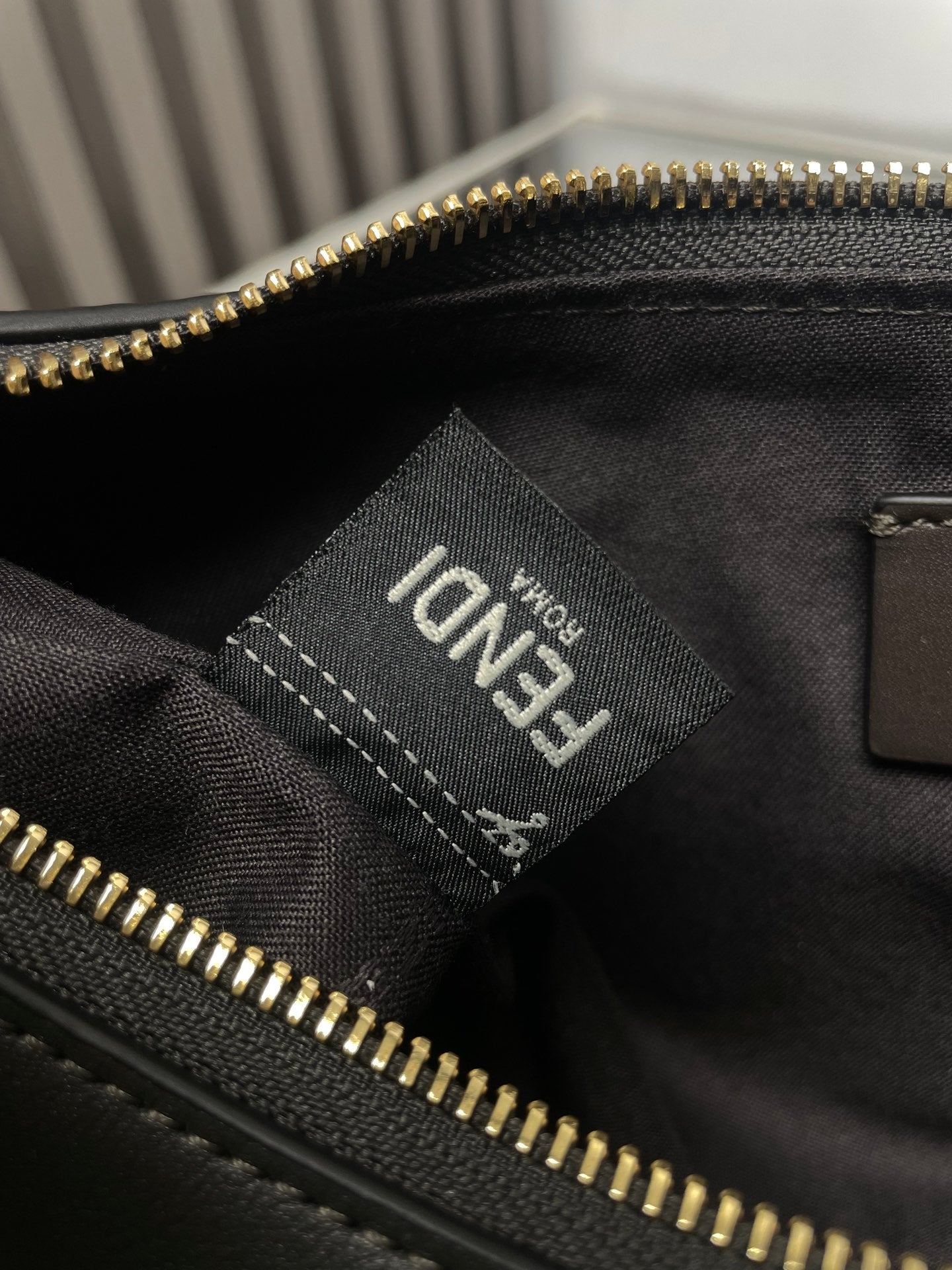 Luxury FendiFENDIGRAPHY MEDIUM 29 IN BLACK SMOOTH LAMBSKIN GOLD HARDWARE