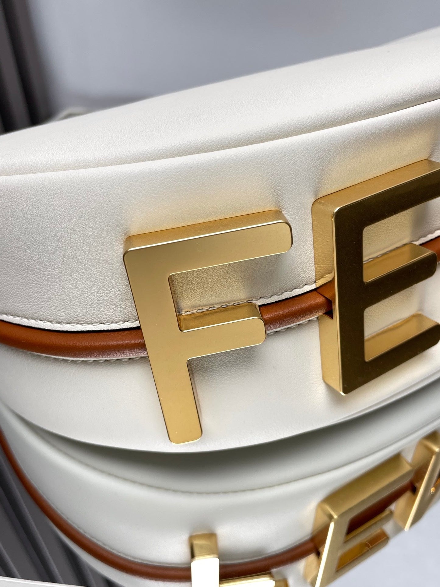 Luxury FendiFENDIGRAPHY MEDIUM 29 IN WHITE AND ORANGE TRIM SMOOTH LAMBSKIN GOLD HARDWARE