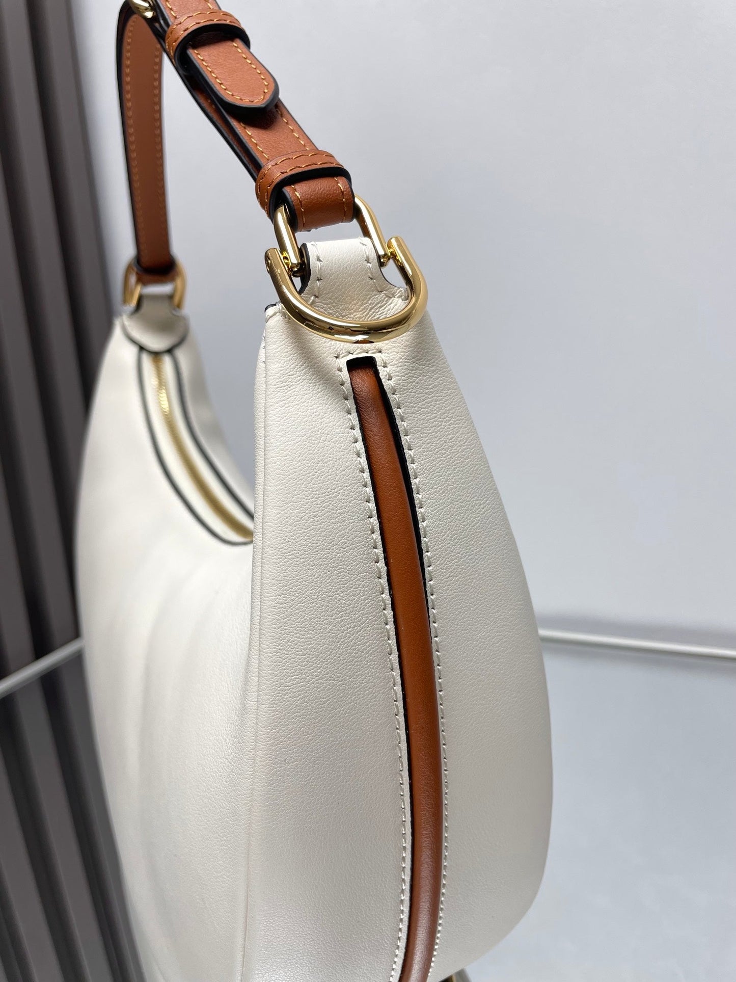 Luxury FendiFENDIGRAPHY MEDIUM 29 IN WHITE AND ORANGE TRIM SMOOTH LAMBSKIN GOLD HARDWARE