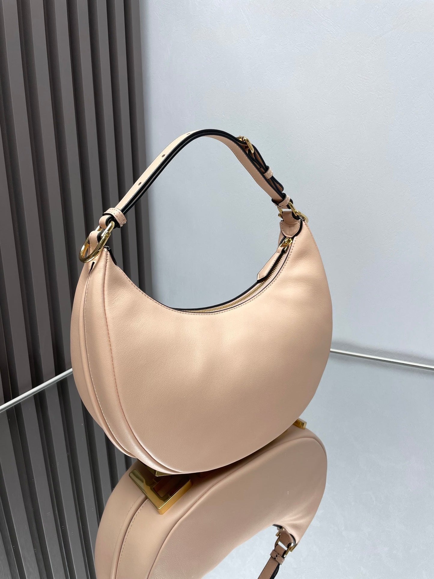 Luxury FendiFENDIGRAPHY MEDIUM 29 IN BISQUE SMOOTH LAMBSKIN GOLD HARDWARE