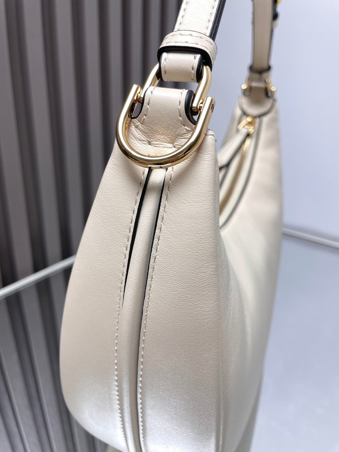 Luxury FendiFENDIGRAPHY MEDIUM 29 IN WHITE SMOOTH LAMBSKIN GOLD HARDWARE