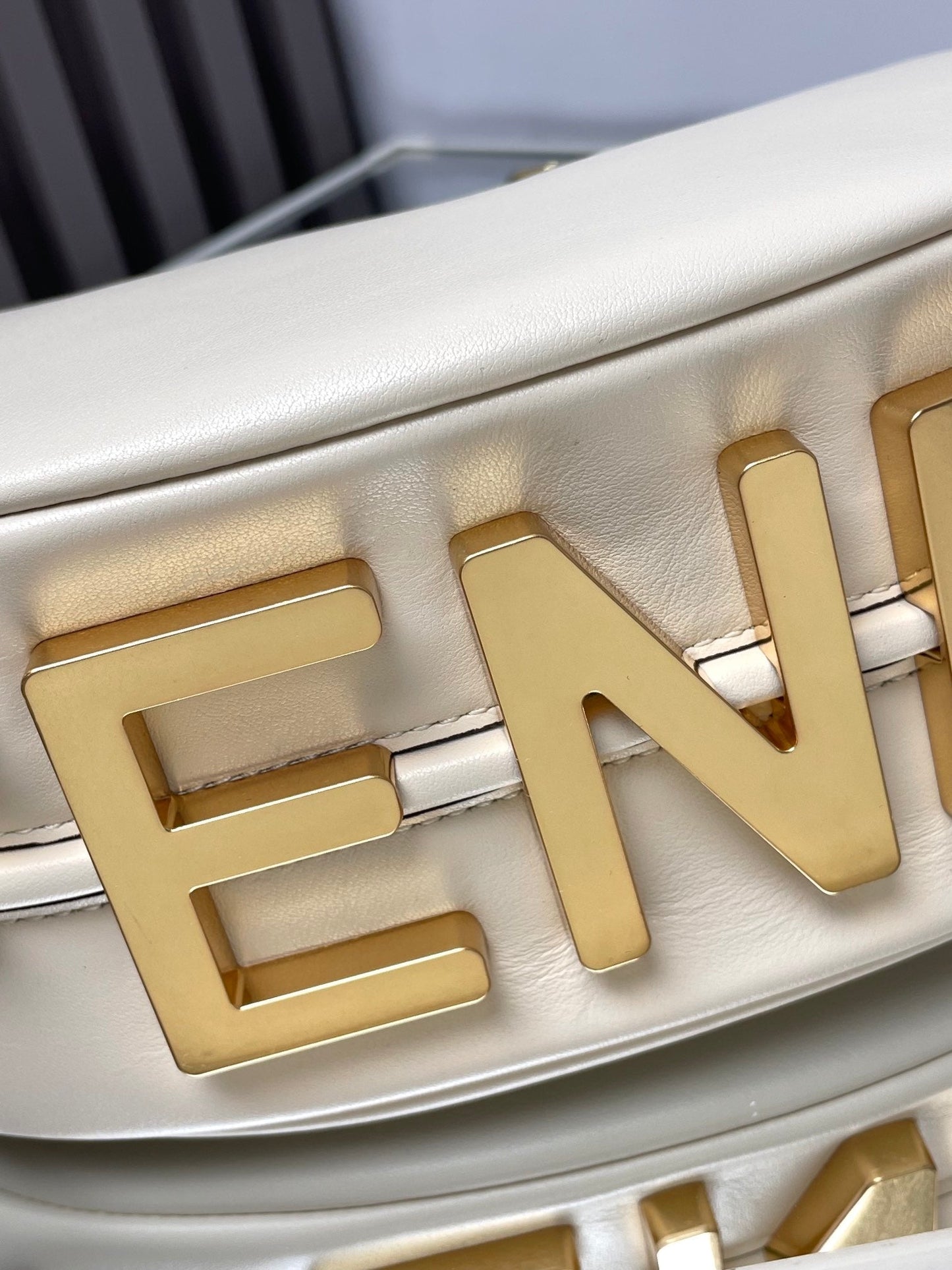 Luxury FendiFENDIGRAPHY MEDIUM 29 IN WHITE SMOOTH LAMBSKIN GOLD HARDWARE