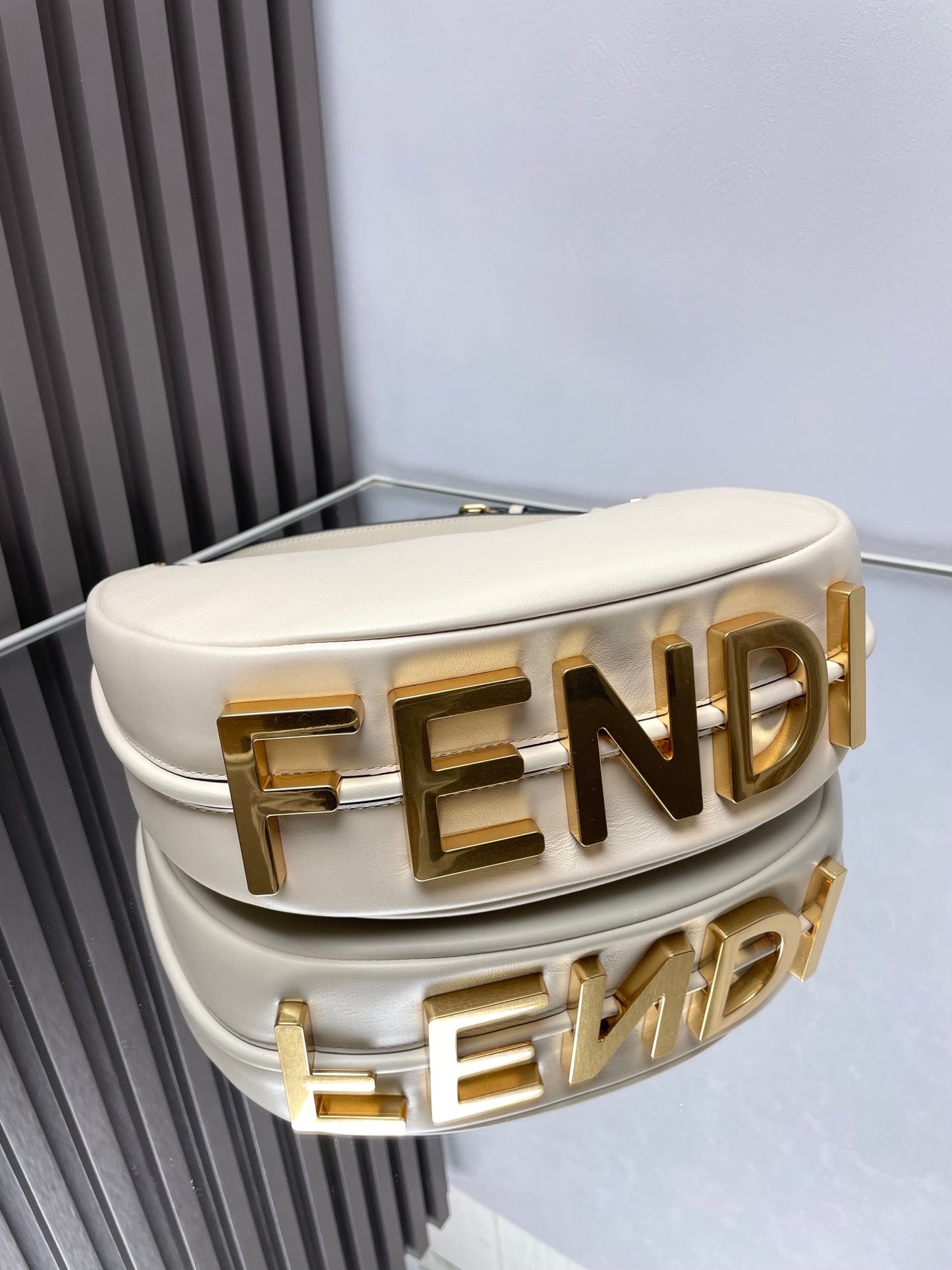 Luxury FendiFENDIGRAPHY MEDIUM 29 IN WHITE SMOOTH LAMBSKIN GOLD HARDWARE