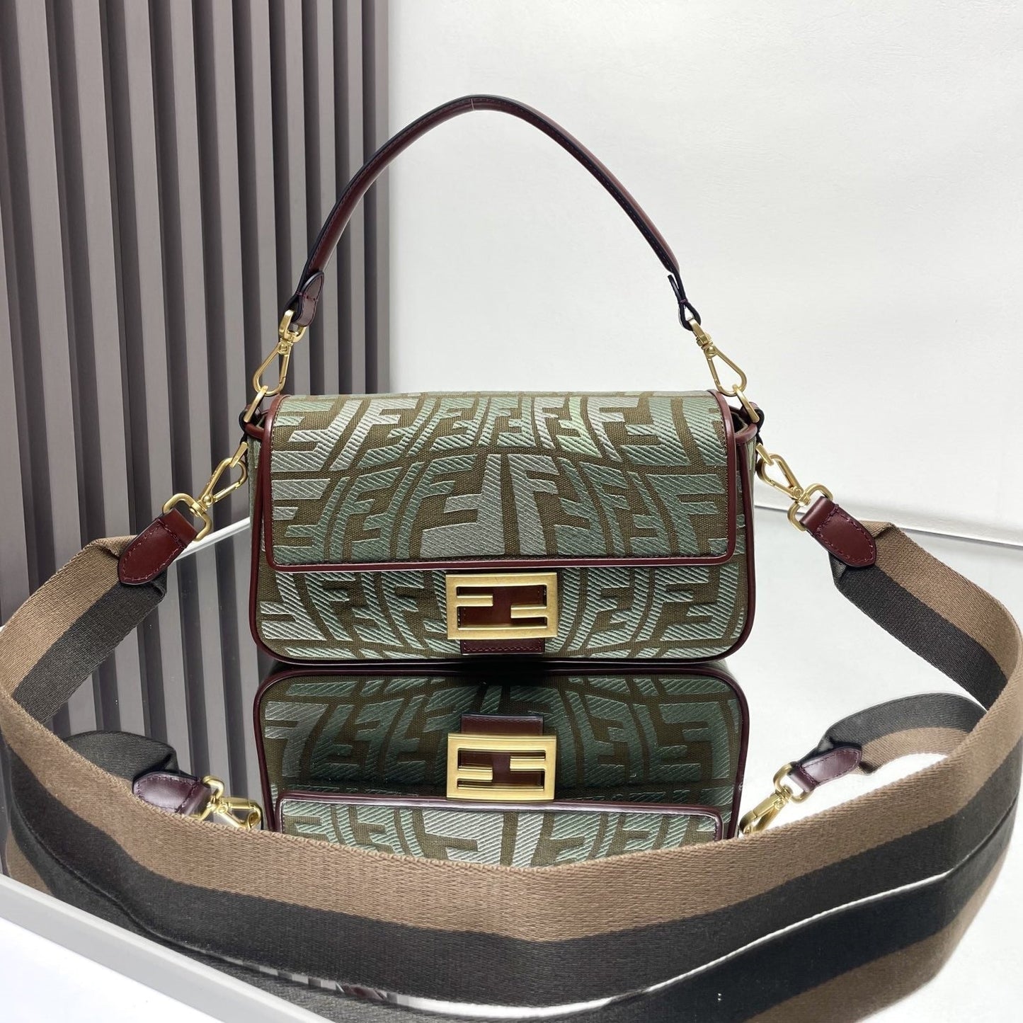 Luxury FendiFend Baguette 27 Bag Embroidered Green Canvas Ghw