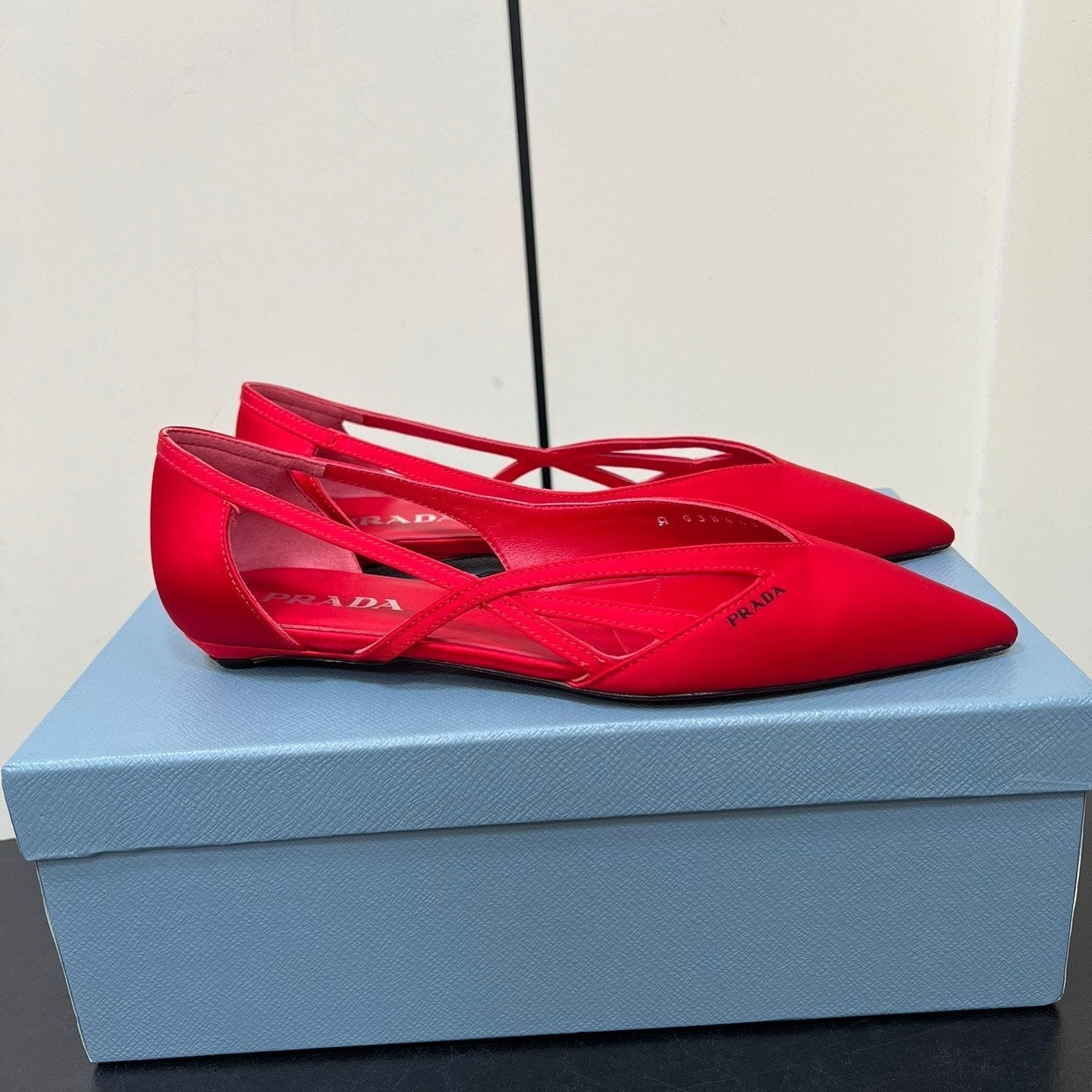 Luxury PradaCUT-OUT BALLERINAS IN RED SATIN