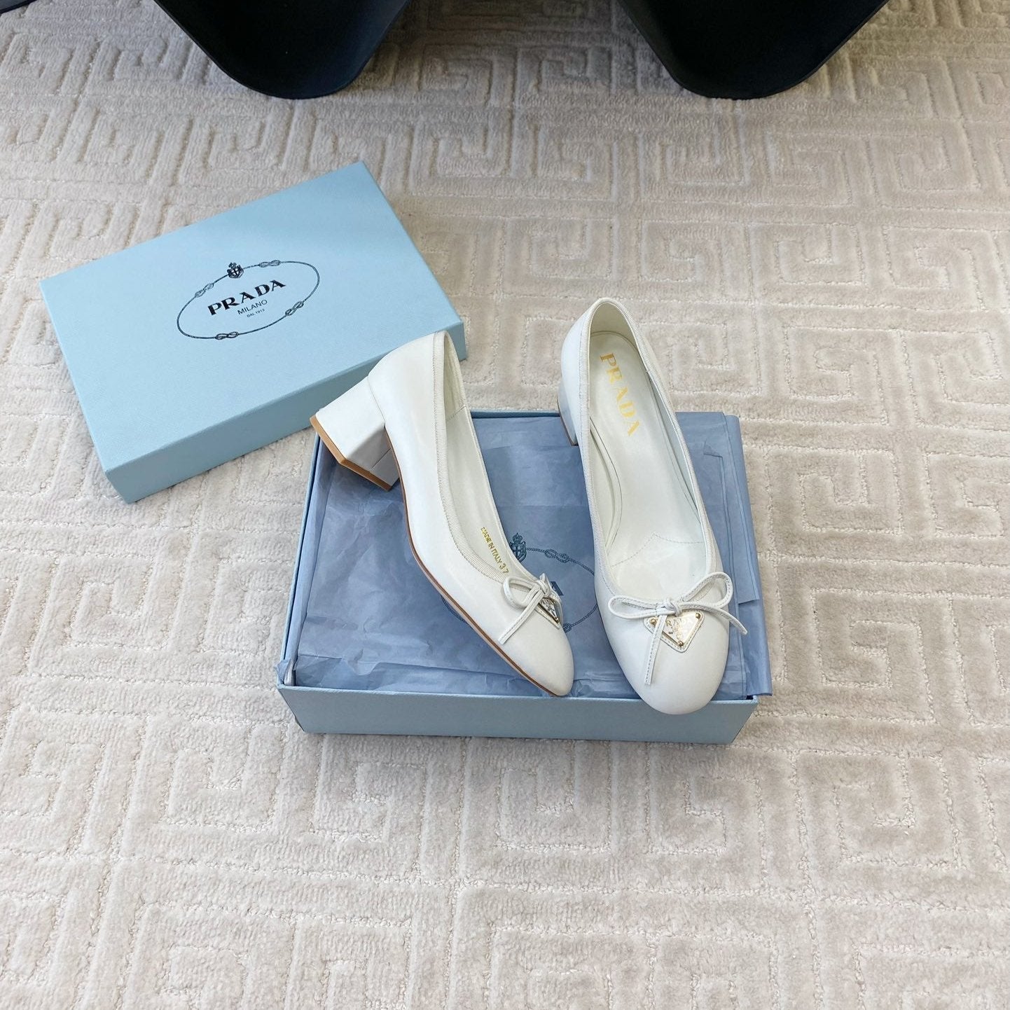 Luxury PradaBALLERINA PUMPS WITH TRIANGLE LOGO AND BOW IN WHITE CALFSKIN