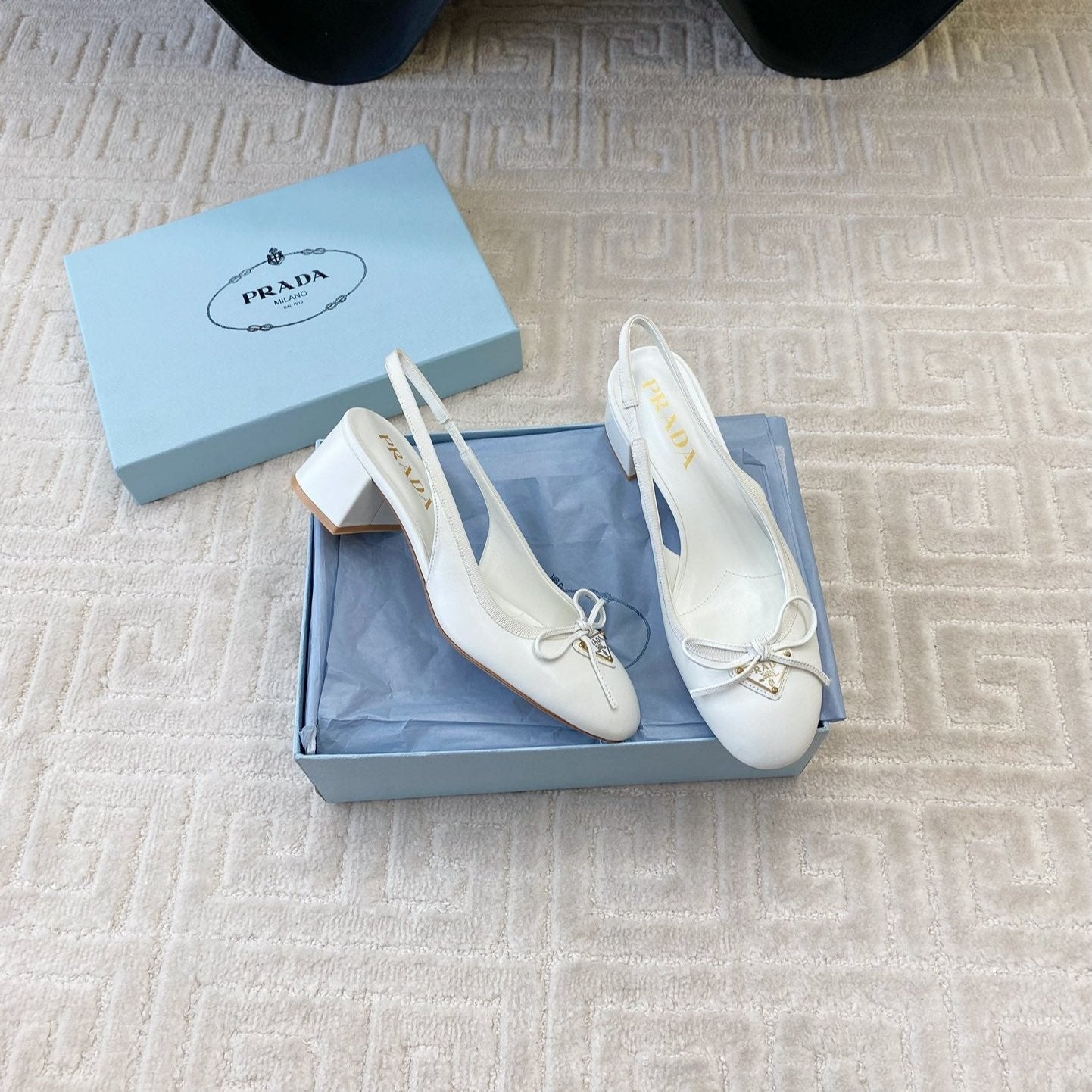 Luxury PradaTRIANGLE LOGO SLINGBACK PUMPS WITH BOW IN WHITE CALFSKIN
