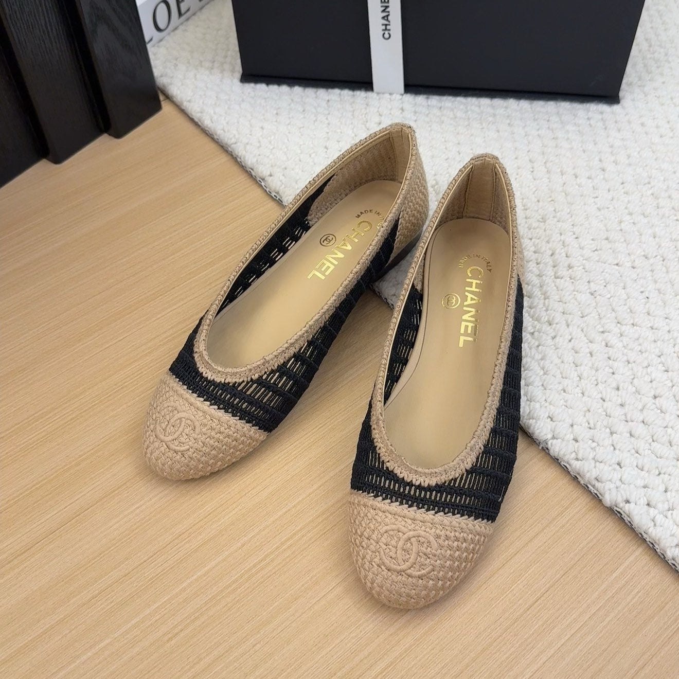 Luxury Chanel 25 Ballet Flat Beige Black Raffia