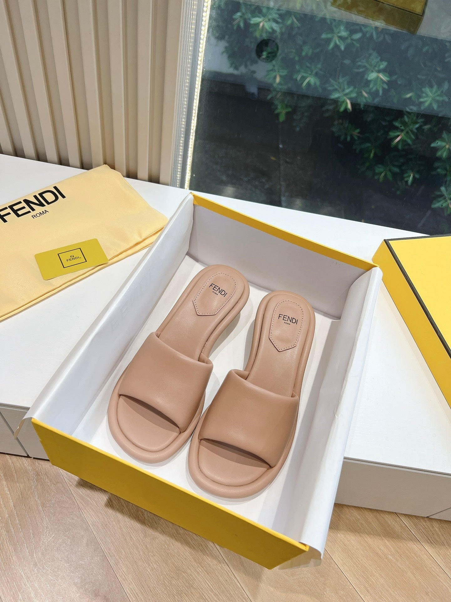 Luxury FendiFF Baguette Slides Women 45 Nappa Leather Light Brown