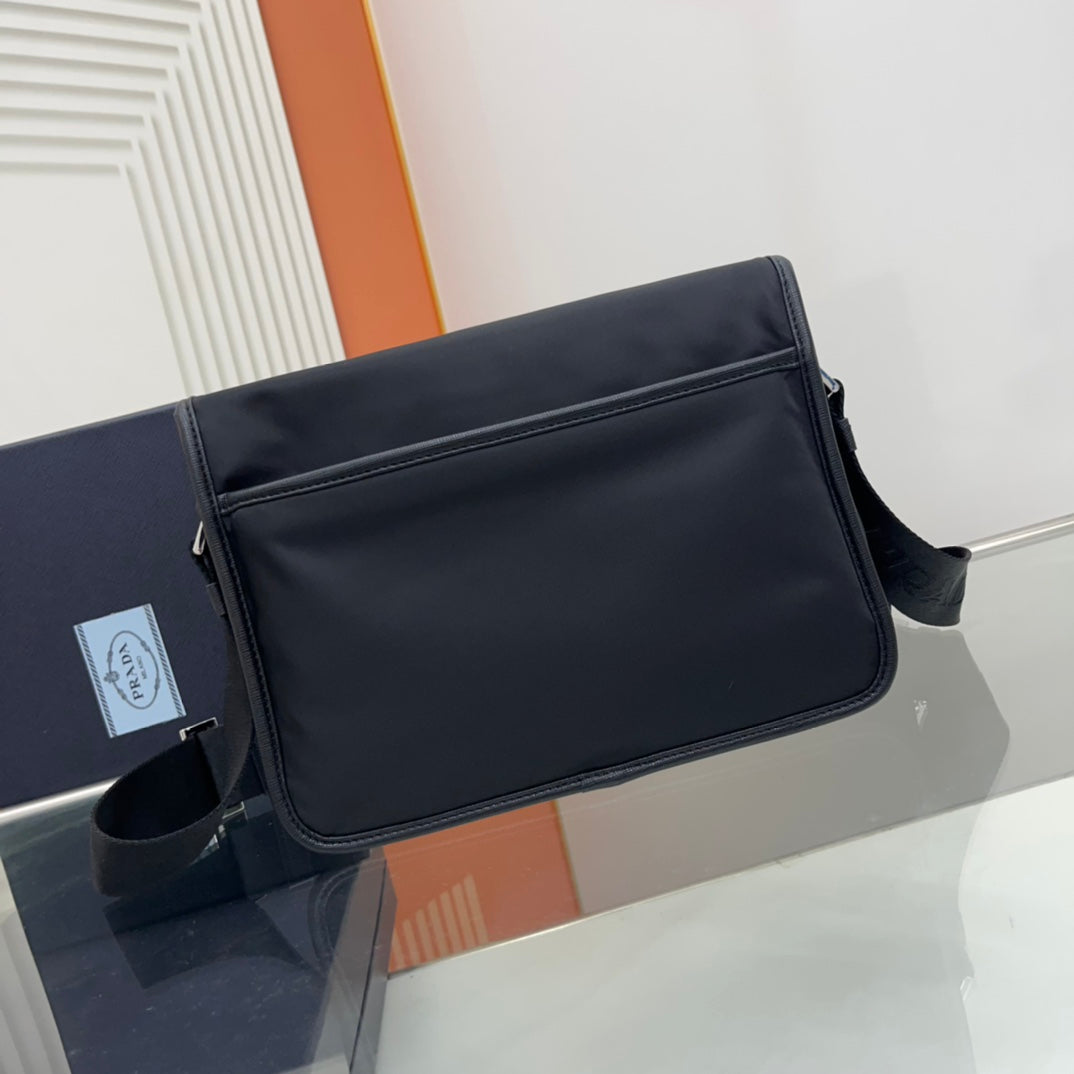 Luxury Prada26 SHOULDER BAG IN BLACK RE-NYLON AND SAFFIANO LEATHER