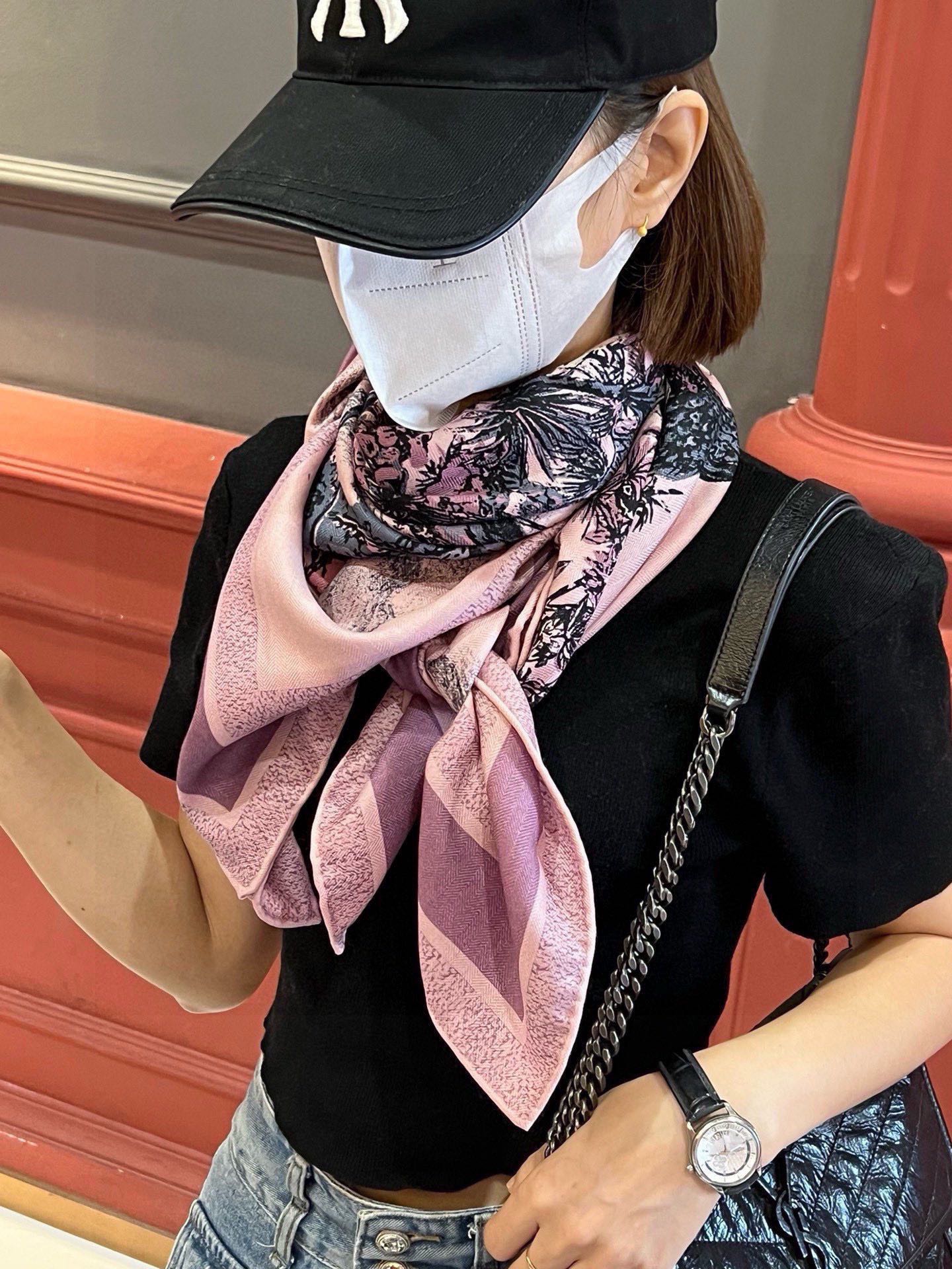 Luxury DiorSQUARE SCARF 110 CM IN COLORFUL SILK VELEVET 389724