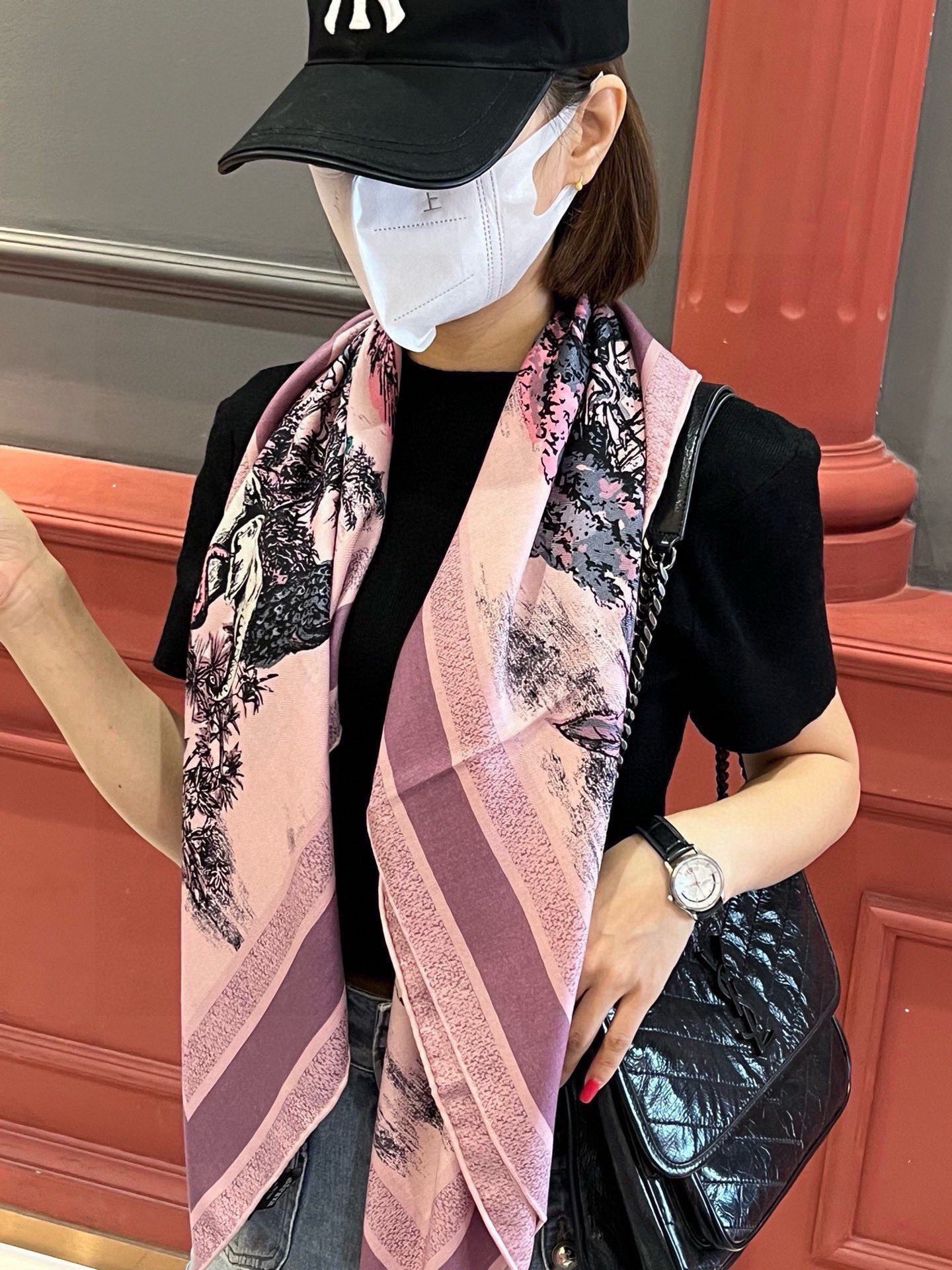 Luxury DiorSQUARE SCARF 110 CM IN COLORFUL SILK VELEVET 389724