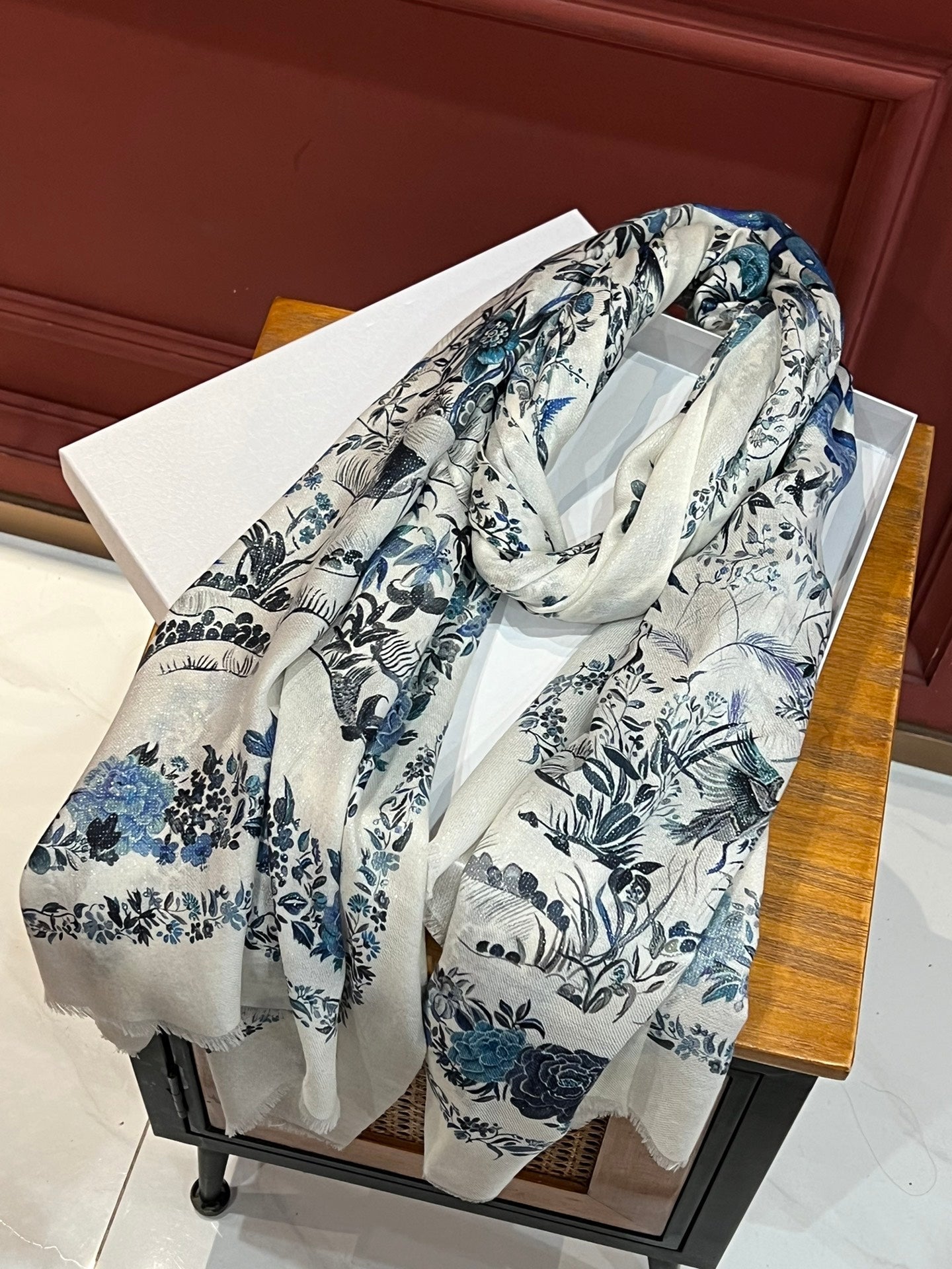 Luxury DiorSCARF 200 CM IN WHITE MIX BLUE CASHMERE 413825