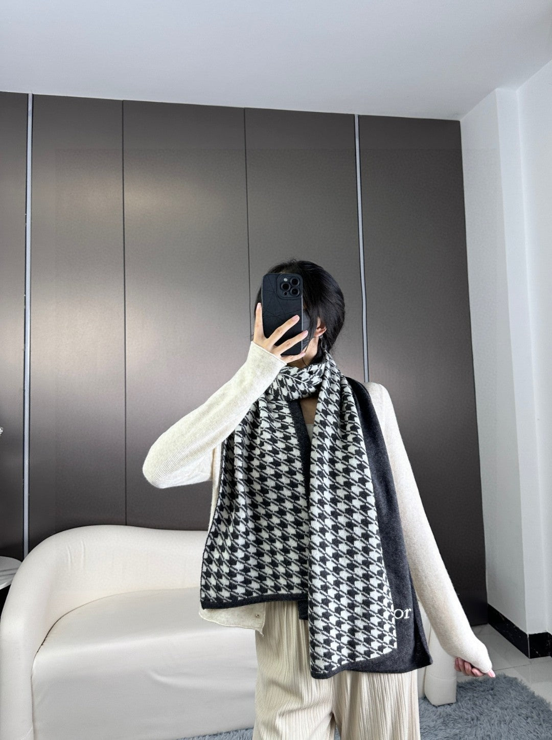 Luxury DiorSCARF 190 CM IN BLACK MIX WHITE CARO CASHMERE 388127