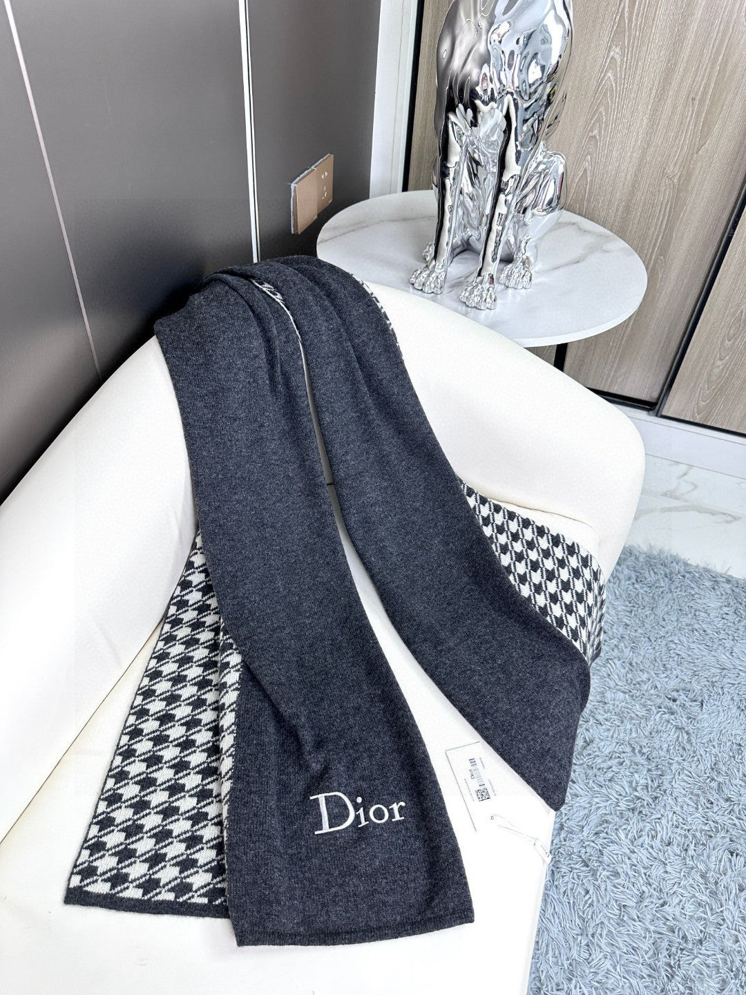 Luxury DiorSCARF 190 CM IN BLACK MIX WHITE CARO CASHMERE 388127