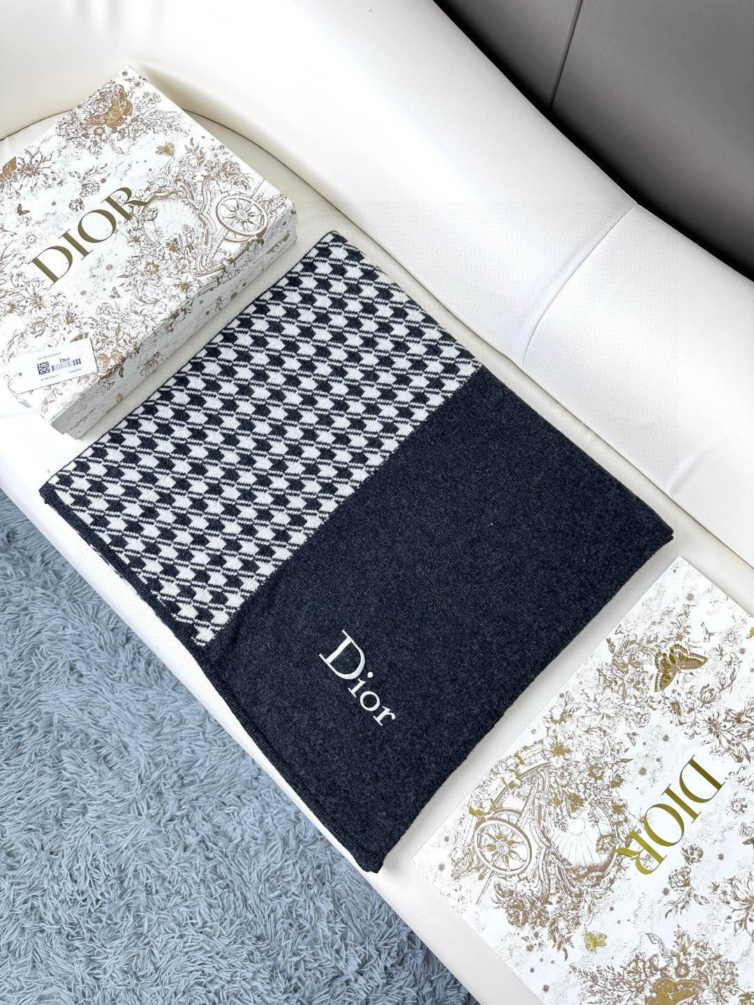 Luxury DiorSCARF 190 CM IN BLACK MIX WHITE CARO CASHMERE 388127