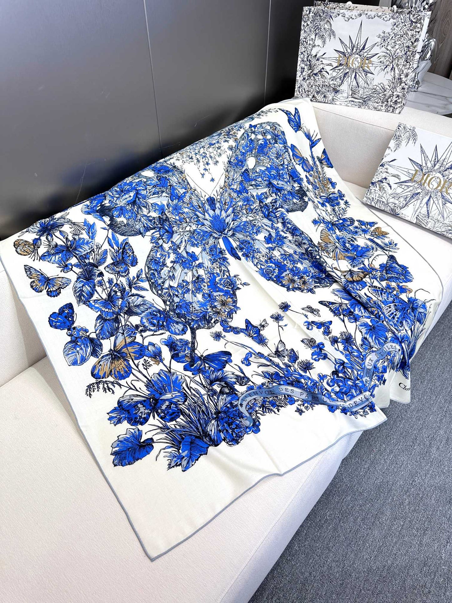 Luxury DiorSQUARE SCARF 140 CM IN WHITE MIX COBALT BLUE CASHMERE AND SILK 390940