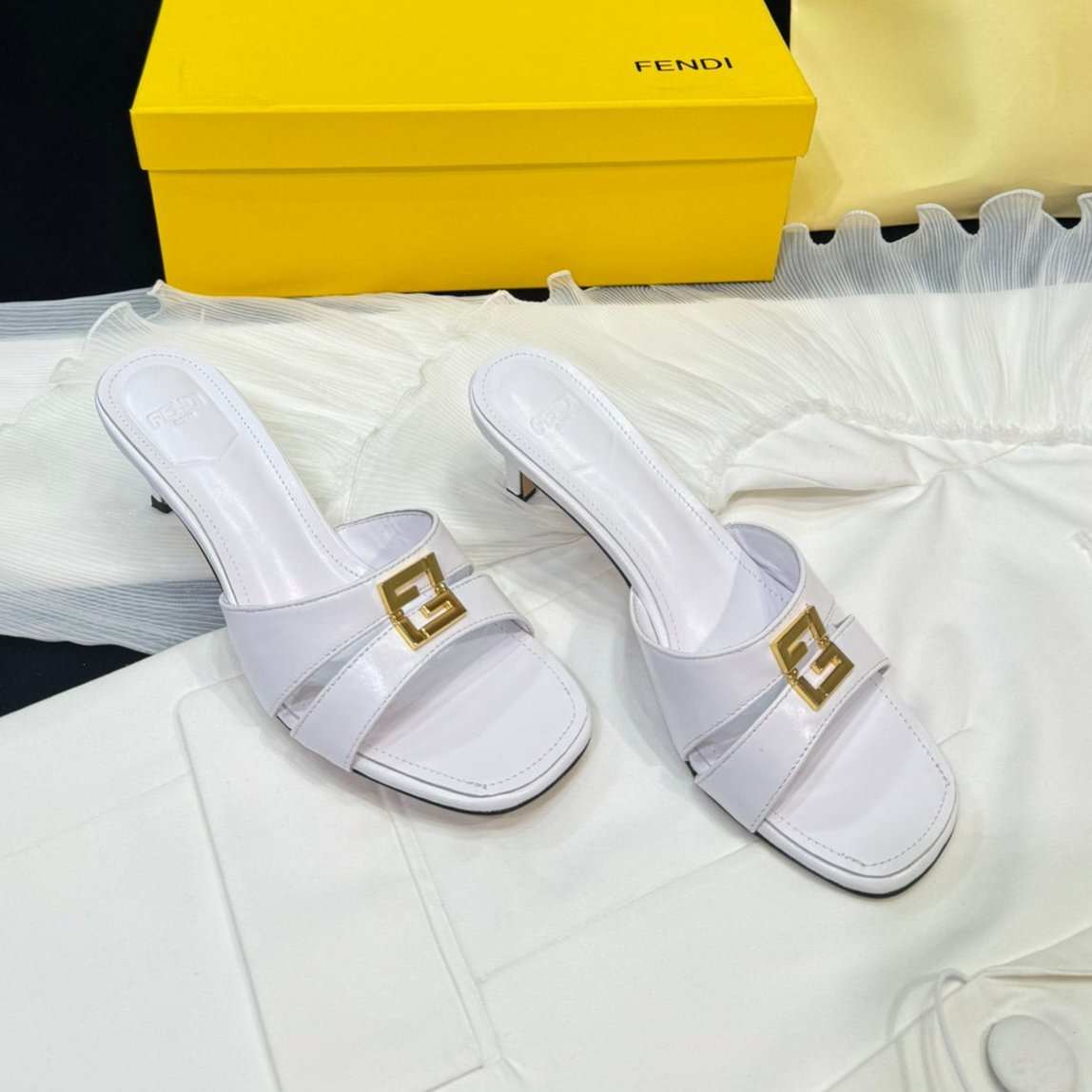 Luxury FendiLuxury FendiMEDIUM-HEELED 55 MM MULE IN WHITE LAMBSKIN WITH GOLD HARDWARE