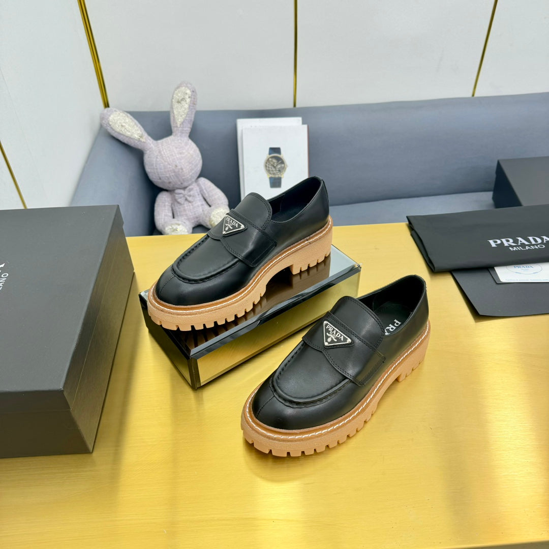 Luxury PradaLOAFER WITH TRIANGLE LOGO IN BLACK CALFSKIN