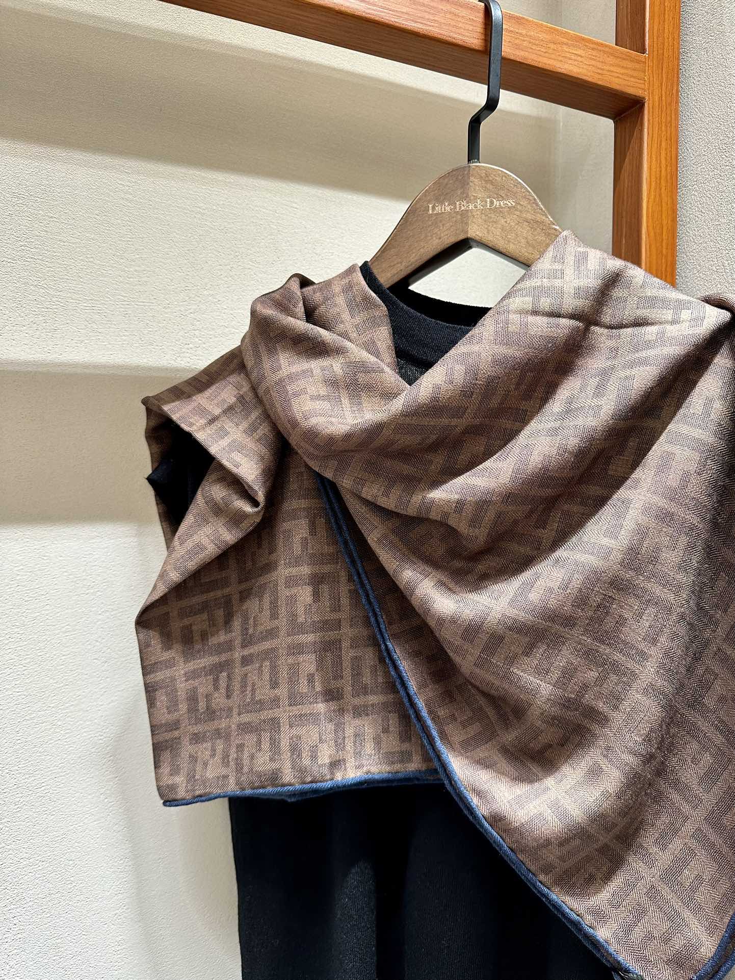 Luxury FendiFF SHAWL 185 CM IN COFFEE BROWN SILK AND WOOL WITH BLUE BORDER 413672
