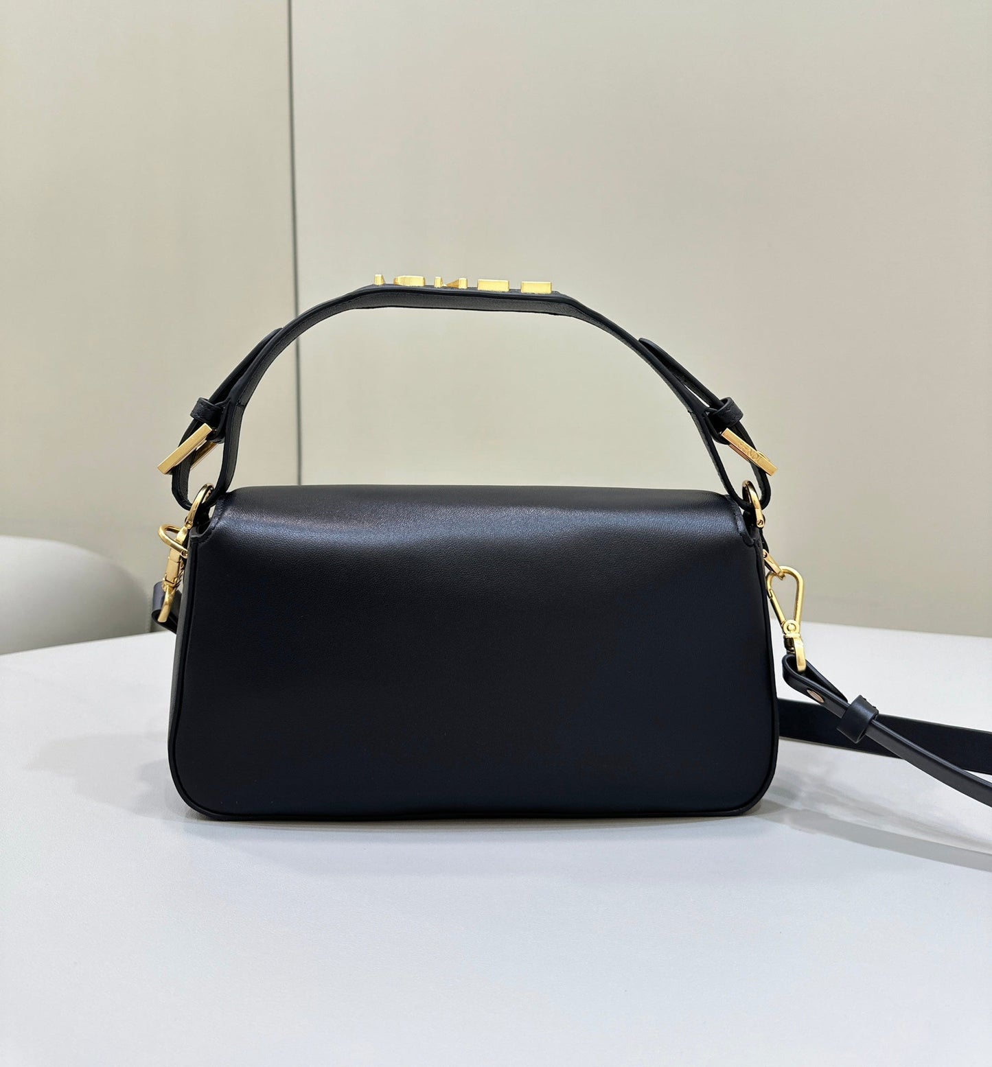 Luxury FendiBAGUETTE 27 IN BLACK SMOOTH CALFSKIN GOLD HARDWARE