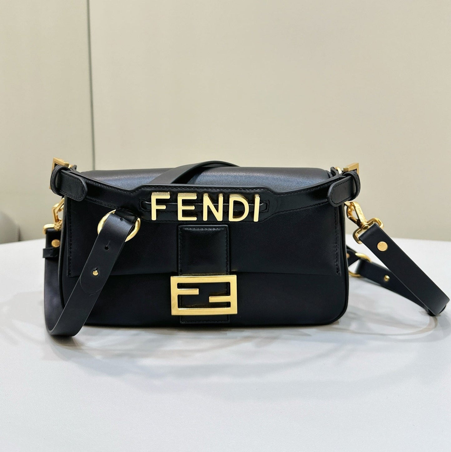 Luxury FendiBAGUETTE 27 IN BLACK SMOOTH CALFSKIN GOLD HARDWARE