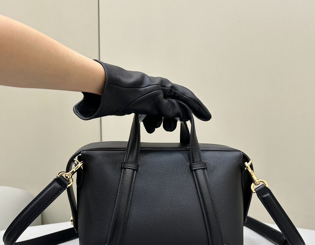 Luxury FendiLuxury Fendi27 BAG IN BLACK CALFSKIN WITH GOLD HARDWARE