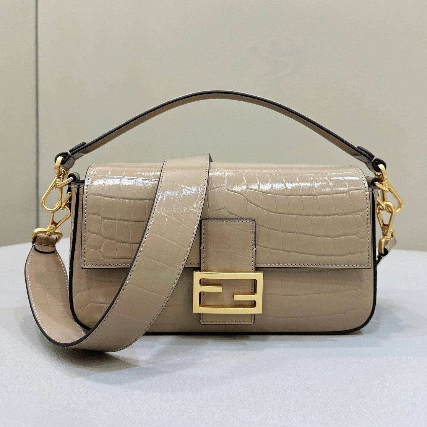 Luxury FendiLuxury FendiBAGUETTE 27 BAG IN SAND BEIGE CALFSKIN WITH GOLD HARDWARE