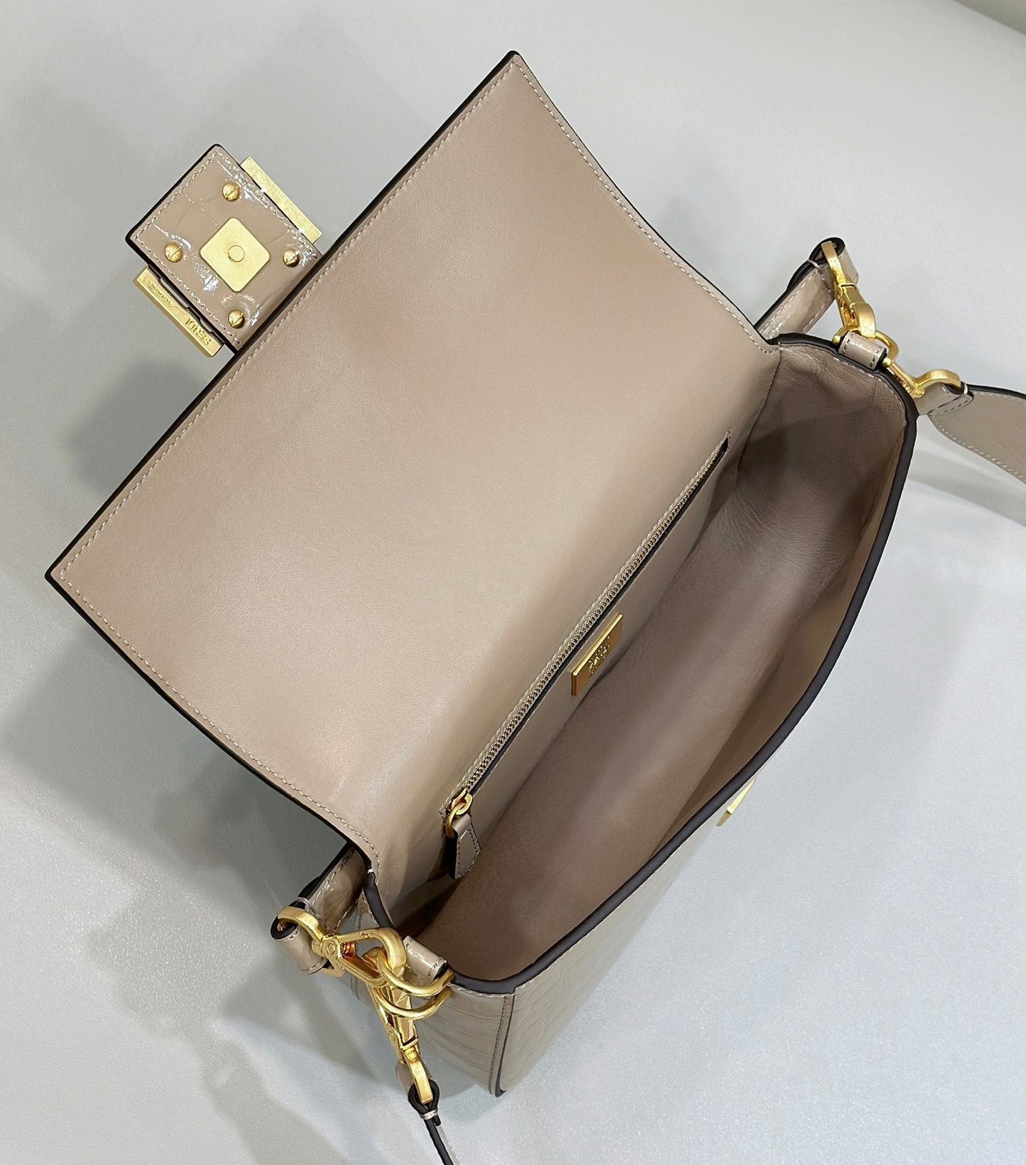 Luxury FendiLuxury FendiBAGUETTE 27 BAG IN SAND BEIGE CALFSKIN WITH GOLD HARDWARE
