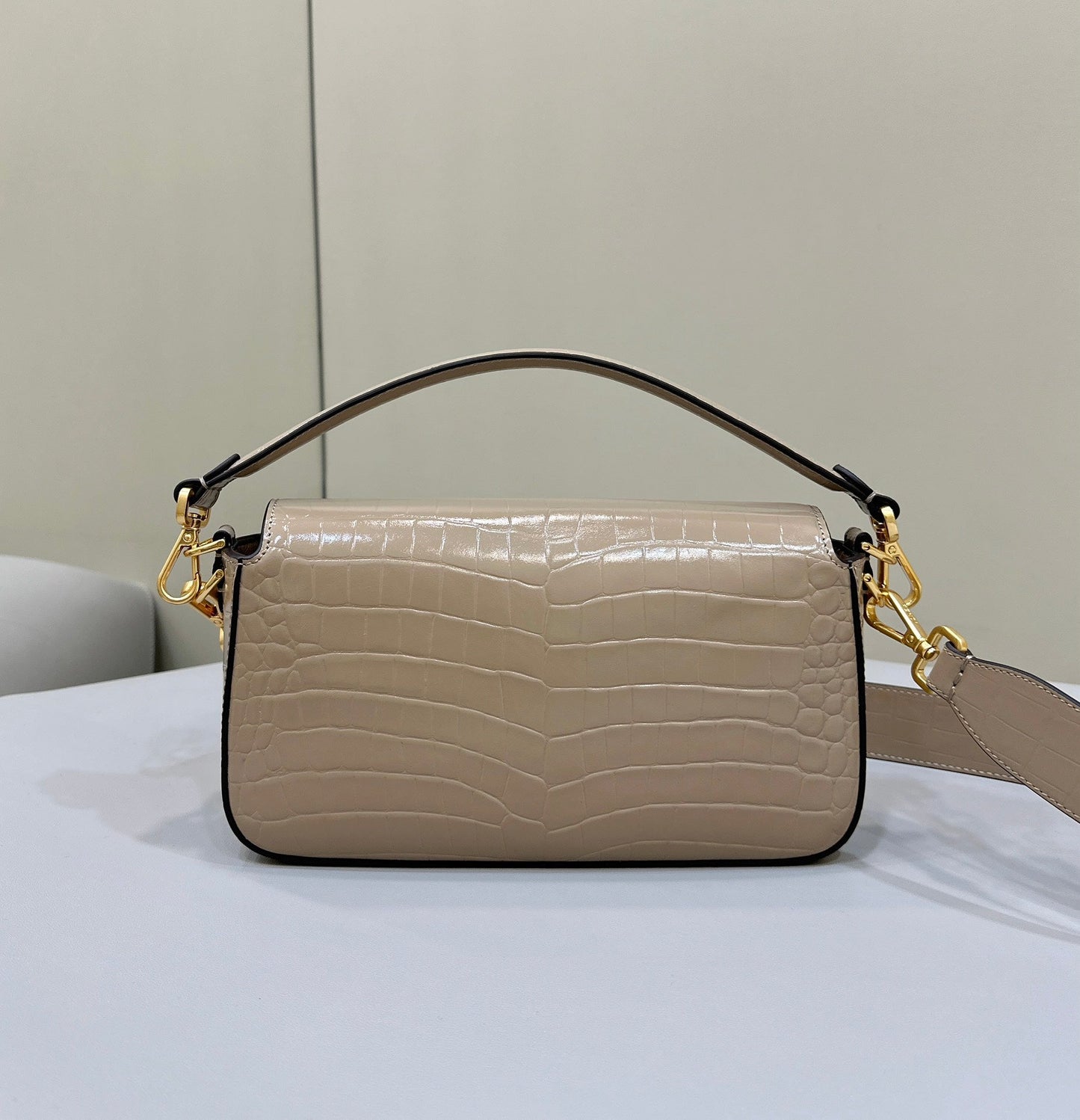 Luxury FendiLuxury FendiBAGUETTE 27 BAG IN SAND BEIGE CALFSKIN WITH GOLD HARDWARE
