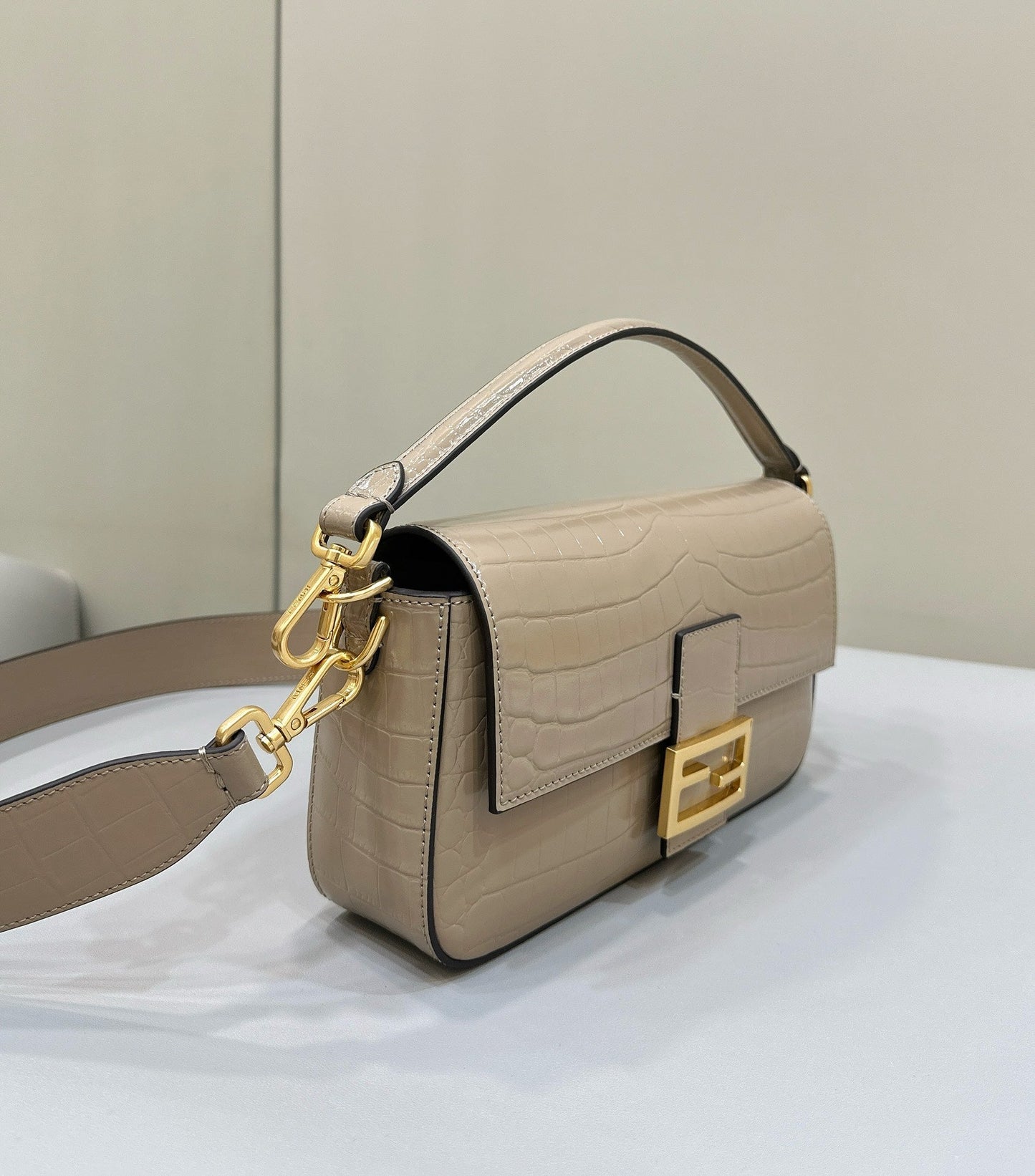 Luxury FendiLuxury FendiBAGUETTE 27 BAG IN SAND BEIGE CALFSKIN WITH GOLD HARDWARE
