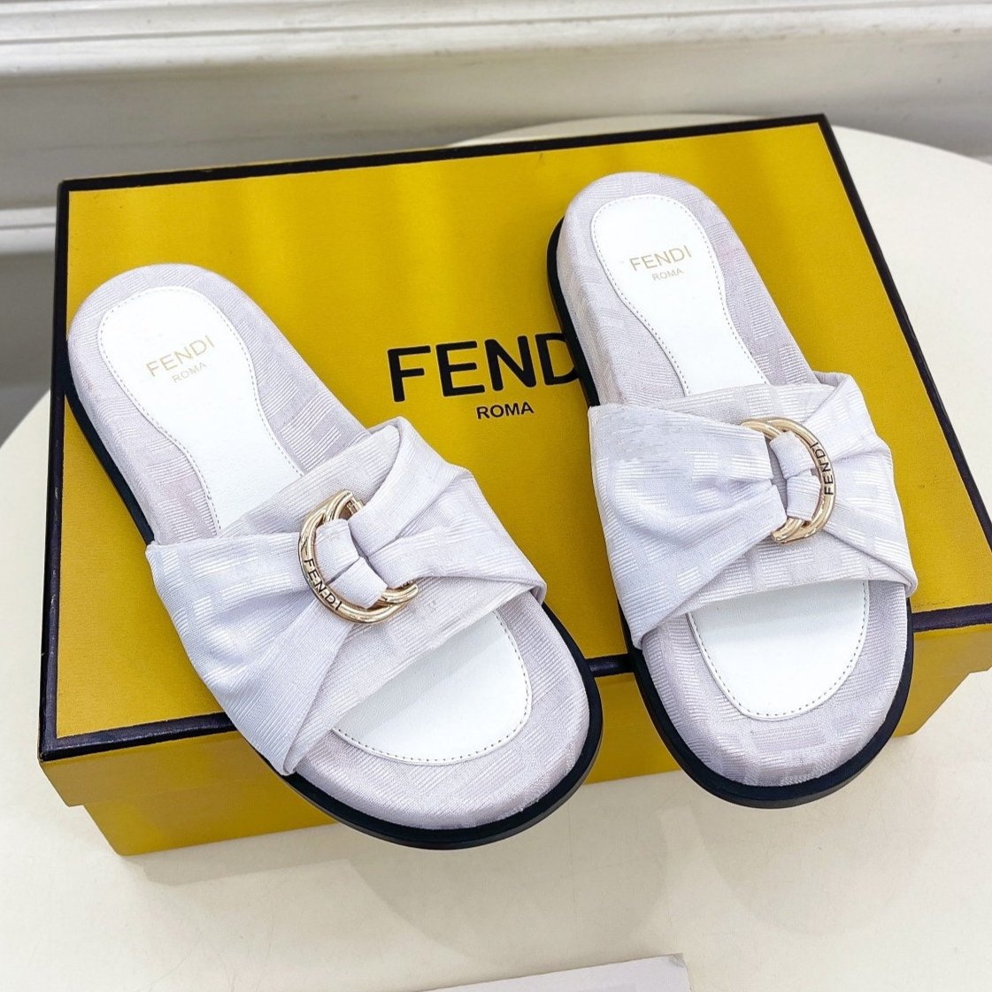Luxury FendiLuxury FendiFLAT SLIPPER IN WHITE JACQUARD FABRIC WITH GOLD HARDWARE