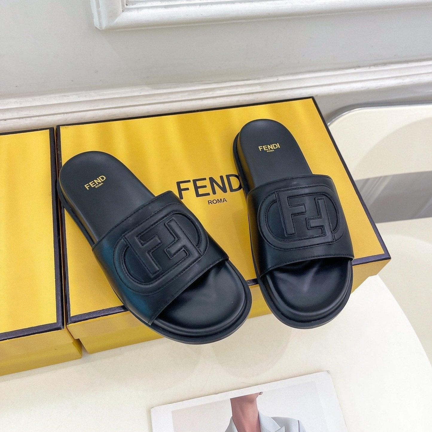 Luxury FendiLuxury FendiLOGO SLIDES IN BLACK CALFSKIN