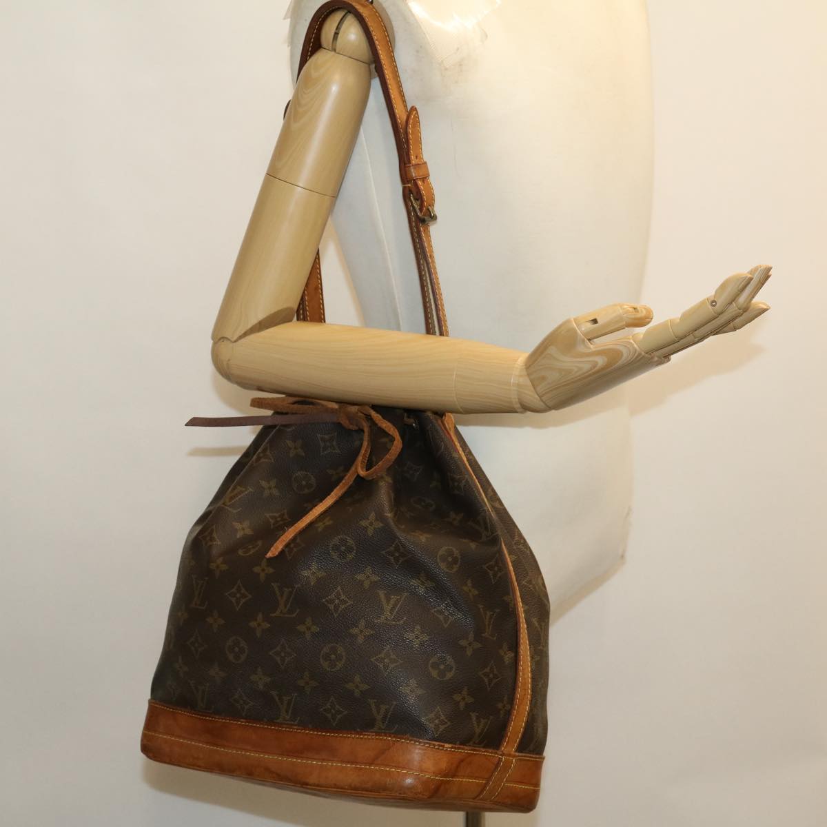 LOUIS VUITTON Monogram Noe Shoulder Bag M42224 LV jk2365