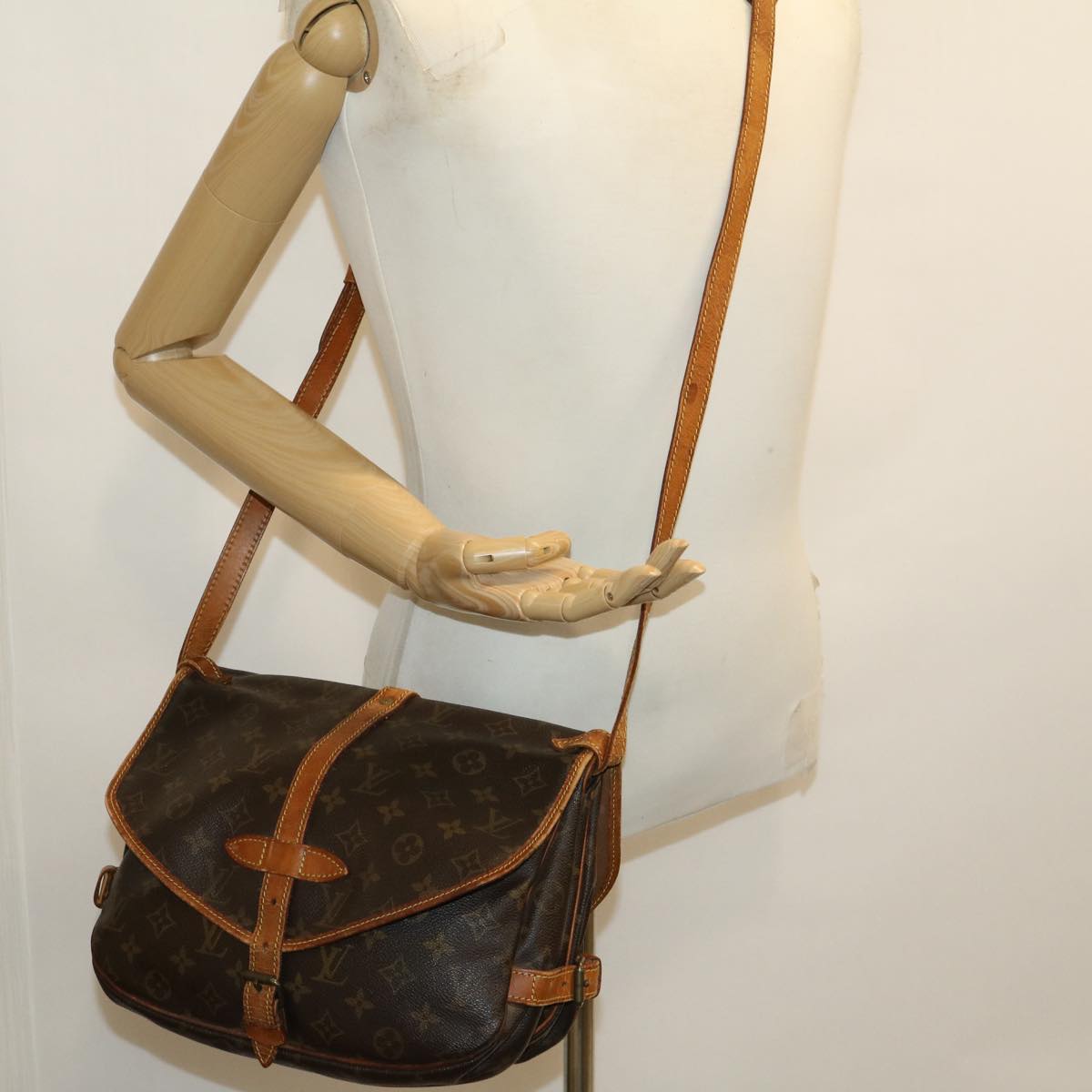 LOUIS VUITTON Monogram Saumur 30 Shoulder Bag M42256 LV jk2467