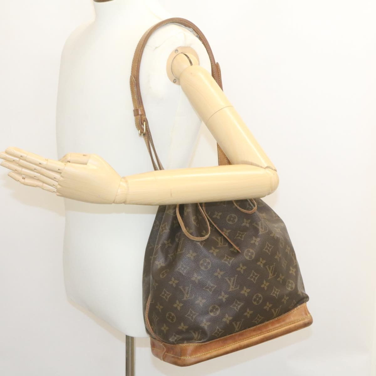 LOUIS VUITTON Monogram Noe Shoulder Bag M42224 LV jk980